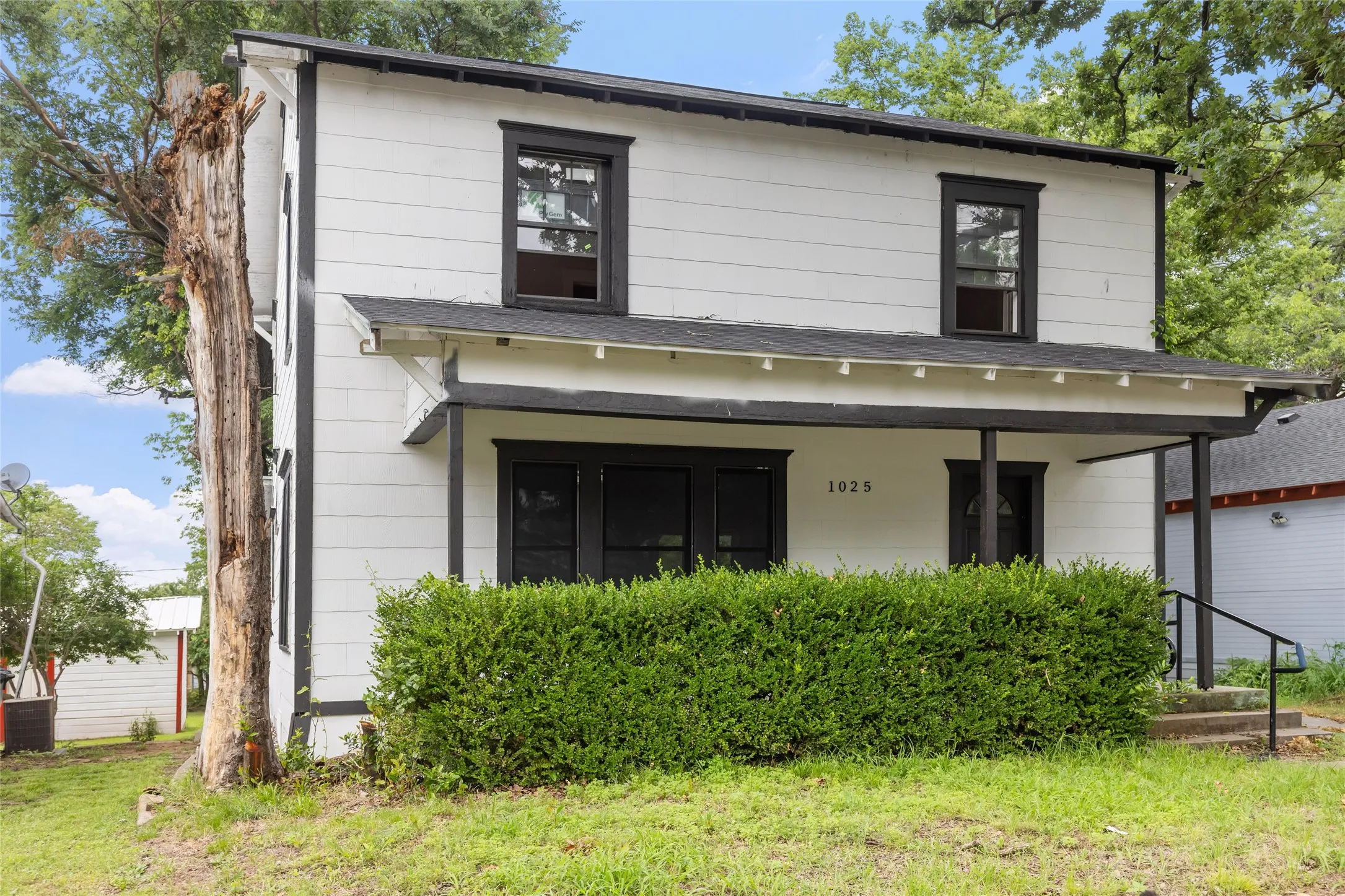 Single Family Residence For Rent in Grayson County , 1025 W Walker Street, Denison, Texas 75020, 3 Bedroom, 2 Bathroom, Garage spaces, 1,864 Sqft, built in 1936, mls#21384511, Real Estate Agent in Denison, Homes For Rent in Grayson county, Homes For Rent in Denison, Realtor in Denison Texas, Real Estate Brokerage Independent Realty Texas, Luminita Cordes Realtor