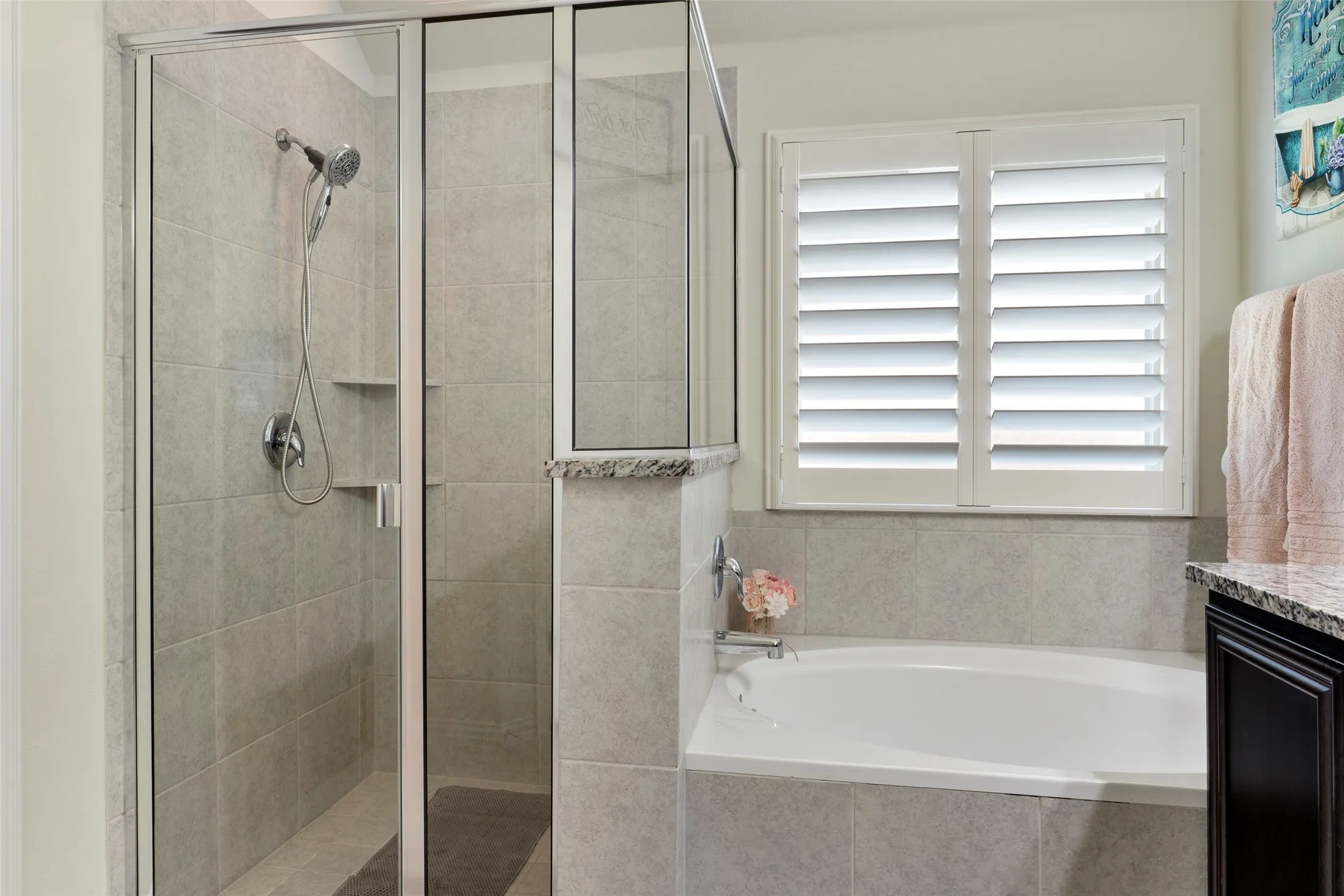 ... separate shower and tub too!