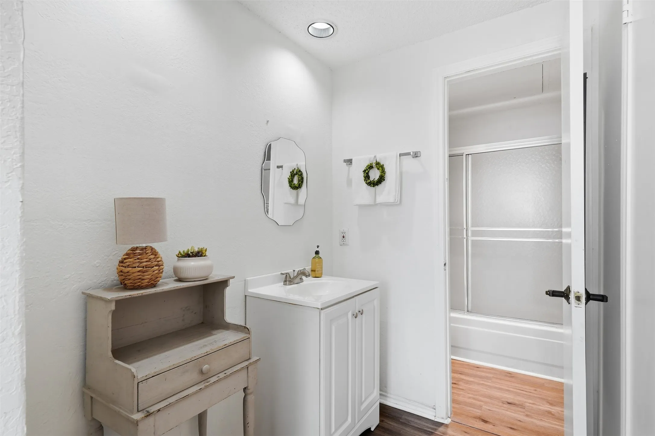 Condominium For Sale in Dallas County , 6248 Oram Street 14, Dallas, Texas 75214, 1 Bedroom, 1 Bathroom, Garage spaces, 685 Sqft, built in 1983, mls#21384365, Real Estate Agent in Dallas, Homes For Sale in Dallas county, Homes For Sale in Dallas, Realtor in Dallas Texas, Real Estate Brokerage Independent Realty Texas, Luminita Cordes Realtor