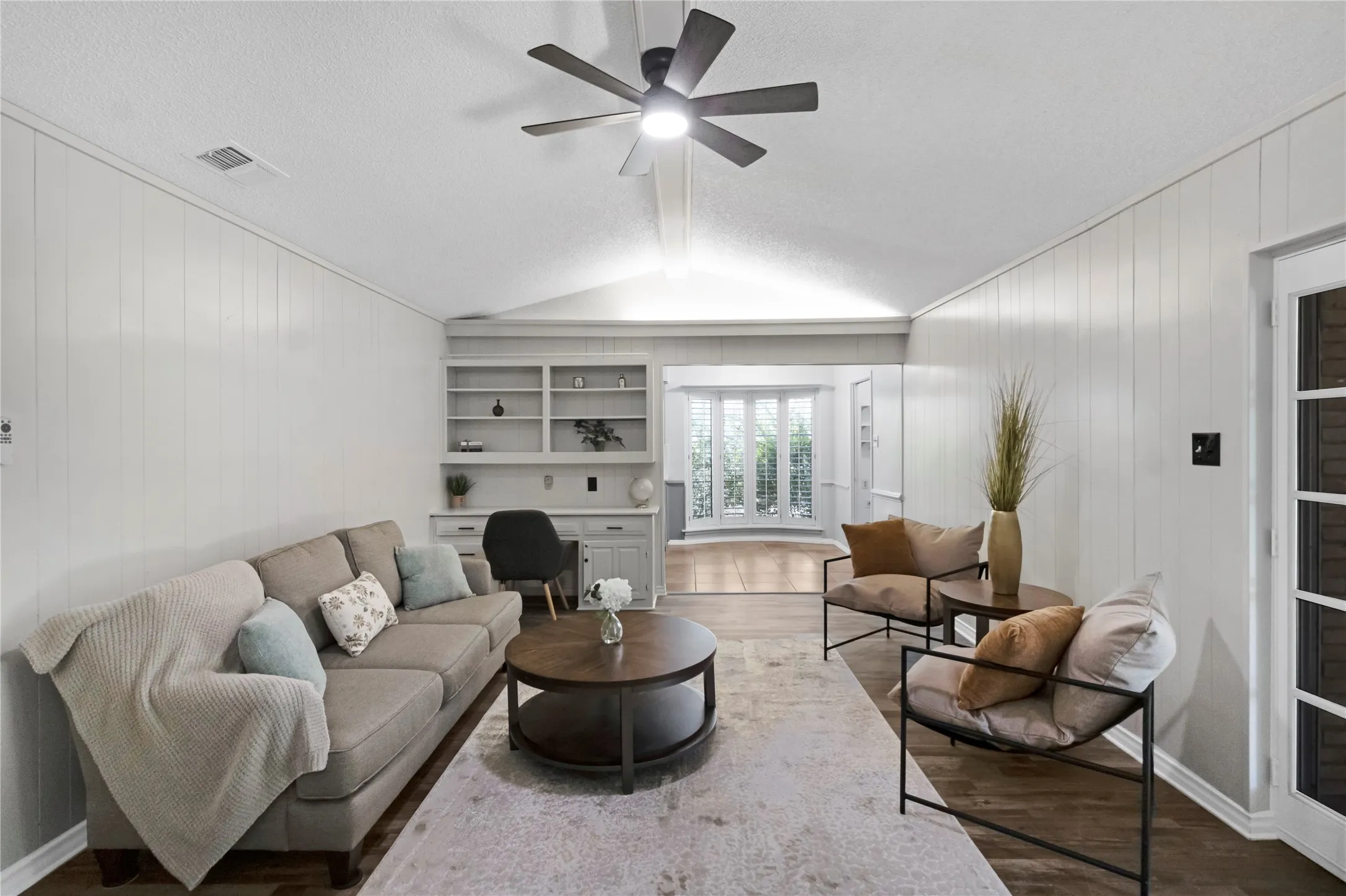 Vaulted ceiling with an attached ceiling fan and light fixture