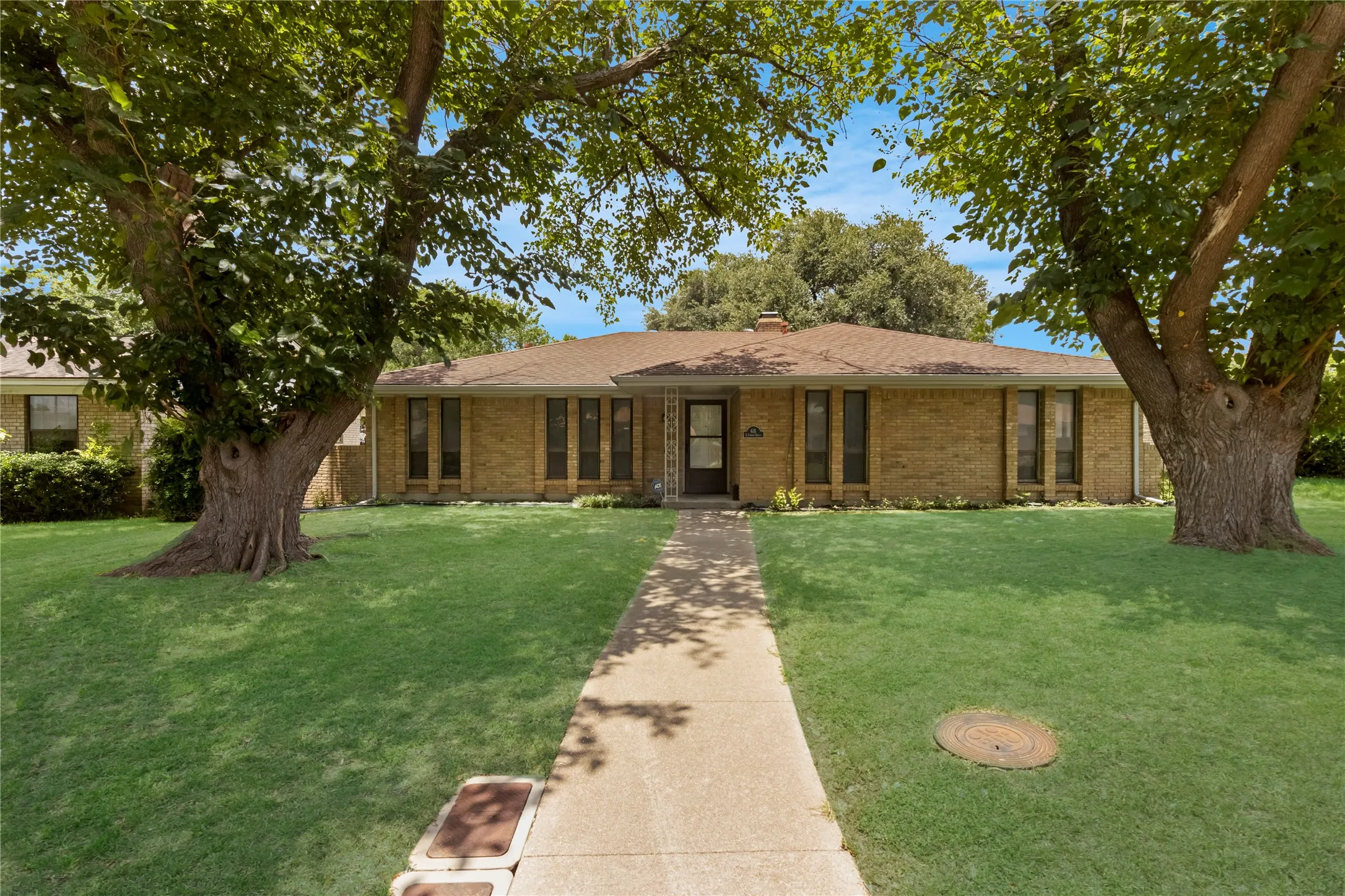 Single Family Residence For Rent in Dallas County , 631 E Cherry Street, Duncanville, Texas 75116, 3 Bedroom, 2 Bathroom, 2 Garage spaces, 1,812 Sqft, built in 1970, mls#21384501, Real Estate Agent in Duncanville, Homes For Rent in Dallas county, Homes For Rent in Duncanville, Realtor in Duncanville Texas, Real Estate Brokerage Independent Realty Texas, Luminita Cordes Realtor