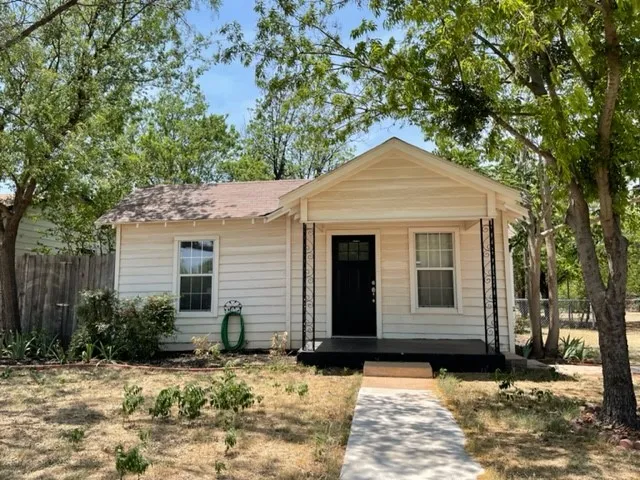 Single Family Residence For Rent in Taylor County , 1530 Portland Avenue, Abilene, Texas 79605, 3 Bedroom, 2 Bathroom, Garage spaces, 1,054 Sqft, built in 1936, mls#21384521, Real Estate Agent in Abilene, Homes For Rent in Taylor county, Homes For Rent in Abilene, Realtor in Abilene Texas, Real Estate Brokerage Independent Realty Texas, Luminita Cordes Realtor