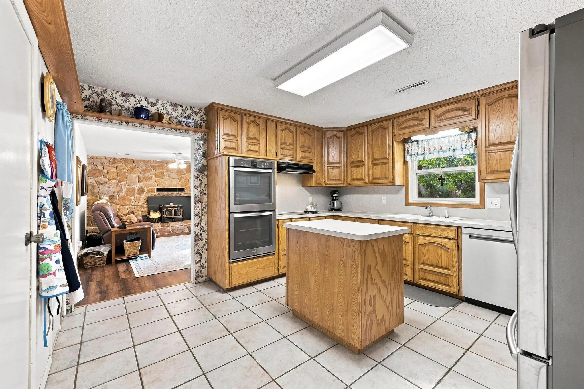 Single Family Residence For Sale in Fannin County , 2126 County Road 1450, Bonham, Texas 75418, 3 Bedroom, 2 Bathroom, 2 Garage spaces, 2,315 Sqft, built in 1974, mls#21381858, Real Estate Agent in Bonham, Homes For Sale in Fannin county, Homes For Sale in Bonham, Realtor in Bonham Texas, Real Estate Brokerage Independent Realty Texas, Luminita Cordes Realtor