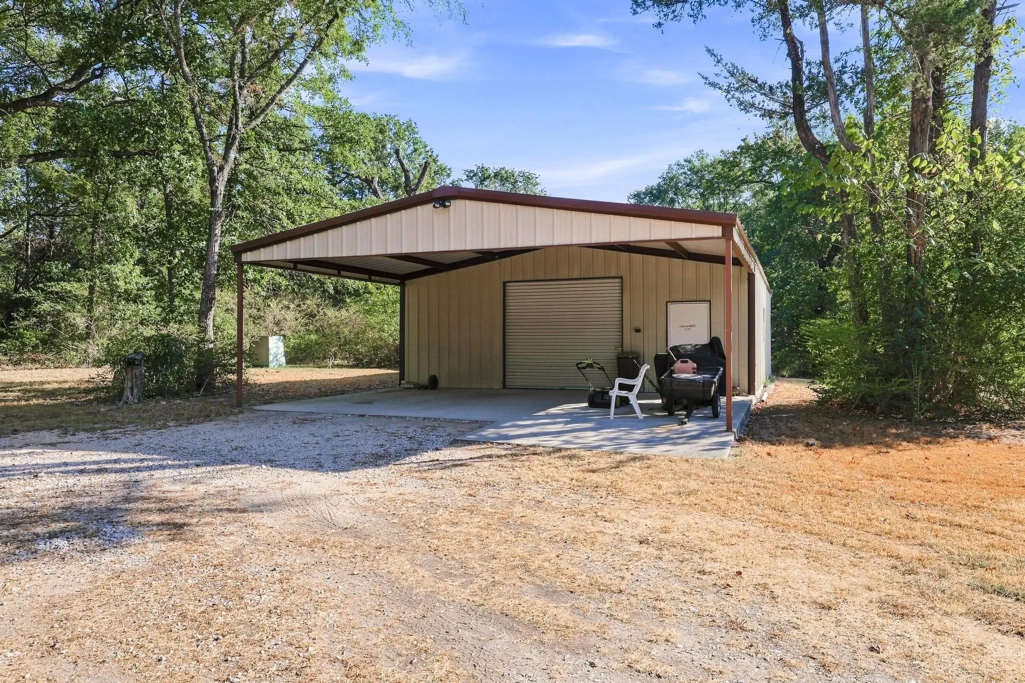 Single Family Residence For Sale in Fannin County , 2126 County Road 1450, Bonham, Texas 75418, 3 Bedroom, 2 Bathroom, 2 Garage spaces, 2,315 Sqft, built in 1974, mls#21381858, Real Estate Agent in Bonham, Homes For Sale in Fannin county, Homes For Sale in Bonham, Realtor in Bonham Texas, Real Estate Brokerage Independent Realty Texas, Luminita Cordes Realtor