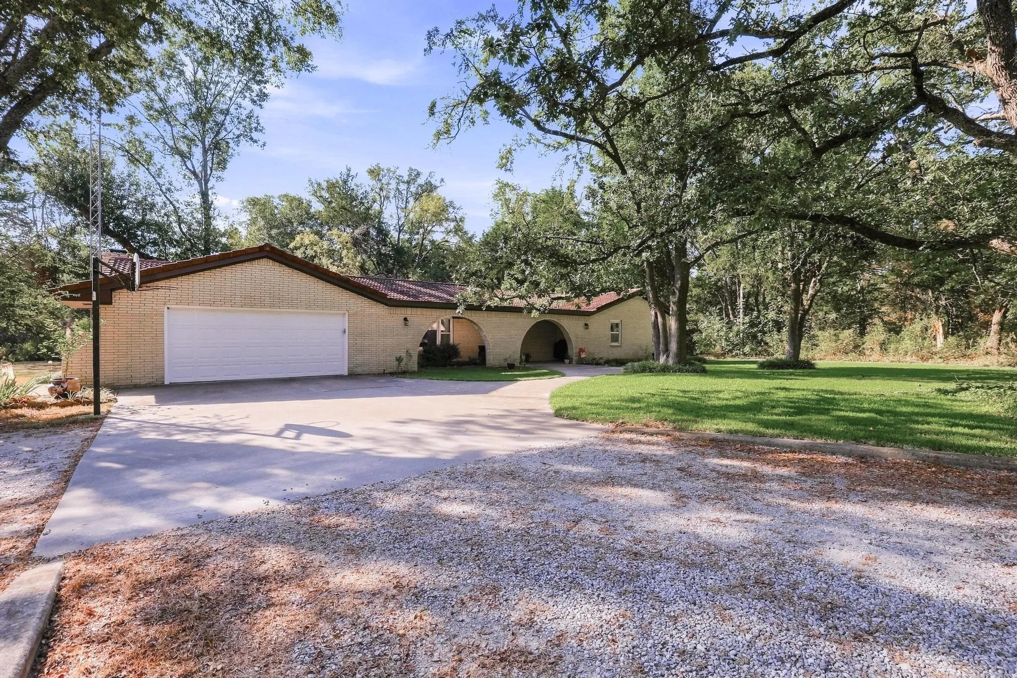 Single Family Residence For Sale in Fannin County , 2126 County Road 1450, Bonham, Texas 75418, 3 Bedroom, 2 Bathroom, 2 Garage spaces, 2,315 Sqft, built in 1974, mls#21381858, Real Estate Agent in Bonham, Homes For Sale in Fannin county, Homes For Sale in Bonham, Realtor in Bonham Texas, Real Estate Brokerage Independent Realty Texas, Luminita Cordes Realtor