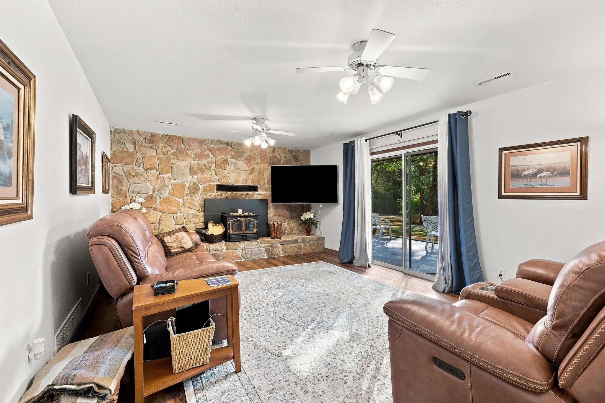 Single Family Residence For Sale in Fannin County , 2126 County Road 1450, Bonham, Texas 75418, 3 Bedroom, 2 Bathroom, 2 Garage spaces, 2,315 Sqft, built in 1974, mls#21381858, Real Estate Agent in Bonham, Homes For Sale in Fannin county, Homes For Sale in Bonham, Realtor in Bonham Texas, Real Estate Brokerage Independent Realty Texas, Luminita Cordes Realtor