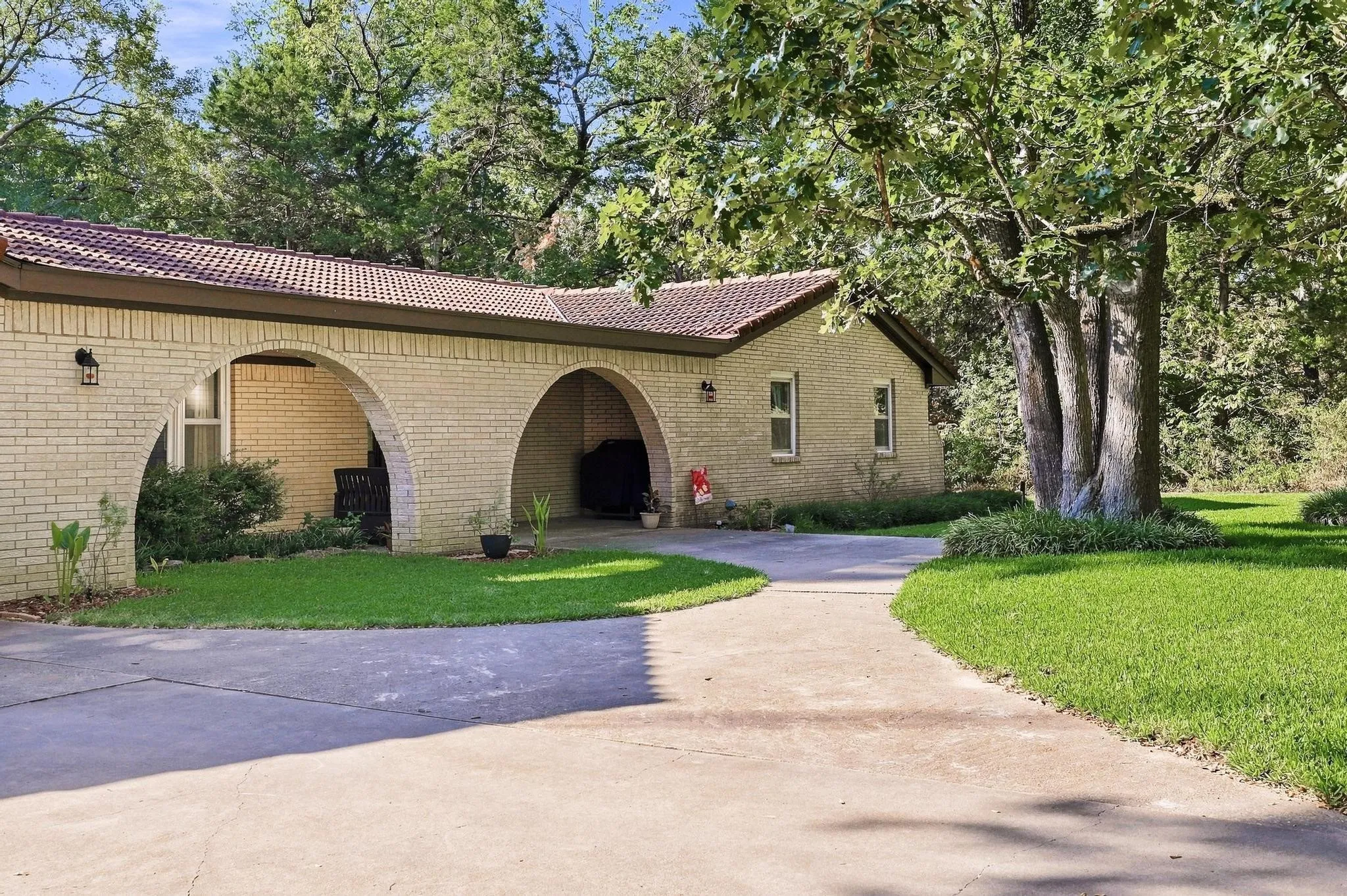 Single Family Residence For Sale in Fannin County , 2126 County Road 1450, Bonham, Texas 75418, 3 Bedroom, 2 Bathroom, 2 Garage spaces, 2,315 Sqft, built in 1974, mls#21381858, Real Estate Agent in Bonham, Homes For Sale in Fannin county, Homes For Sale in Bonham, Realtor in Bonham Texas, Real Estate Brokerage Independent Realty Texas, Luminita Cordes Realtor