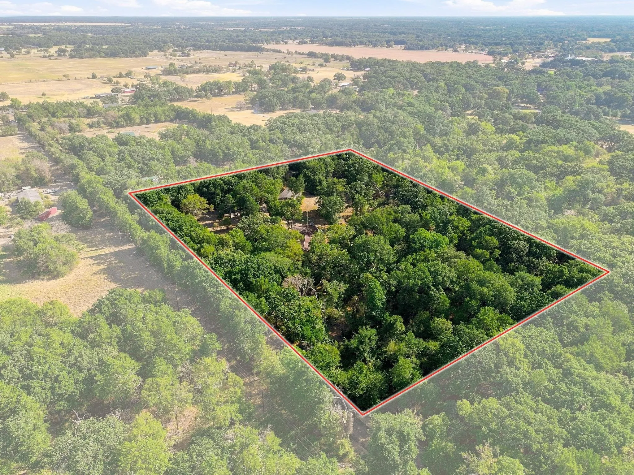 Single Family Residence For Sale in Fannin County , 2126 County Road 1450, Bonham, Texas 75418, 3 Bedroom, 2 Bathroom, 2 Garage spaces, 2,315 Sqft, built in 1974, mls#21381858, Real Estate Agent in Bonham, Homes For Sale in Fannin county, Homes For Sale in Bonham, Realtor in Bonham Texas, Real Estate Brokerage Independent Realty Texas, Luminita Cordes Realtor