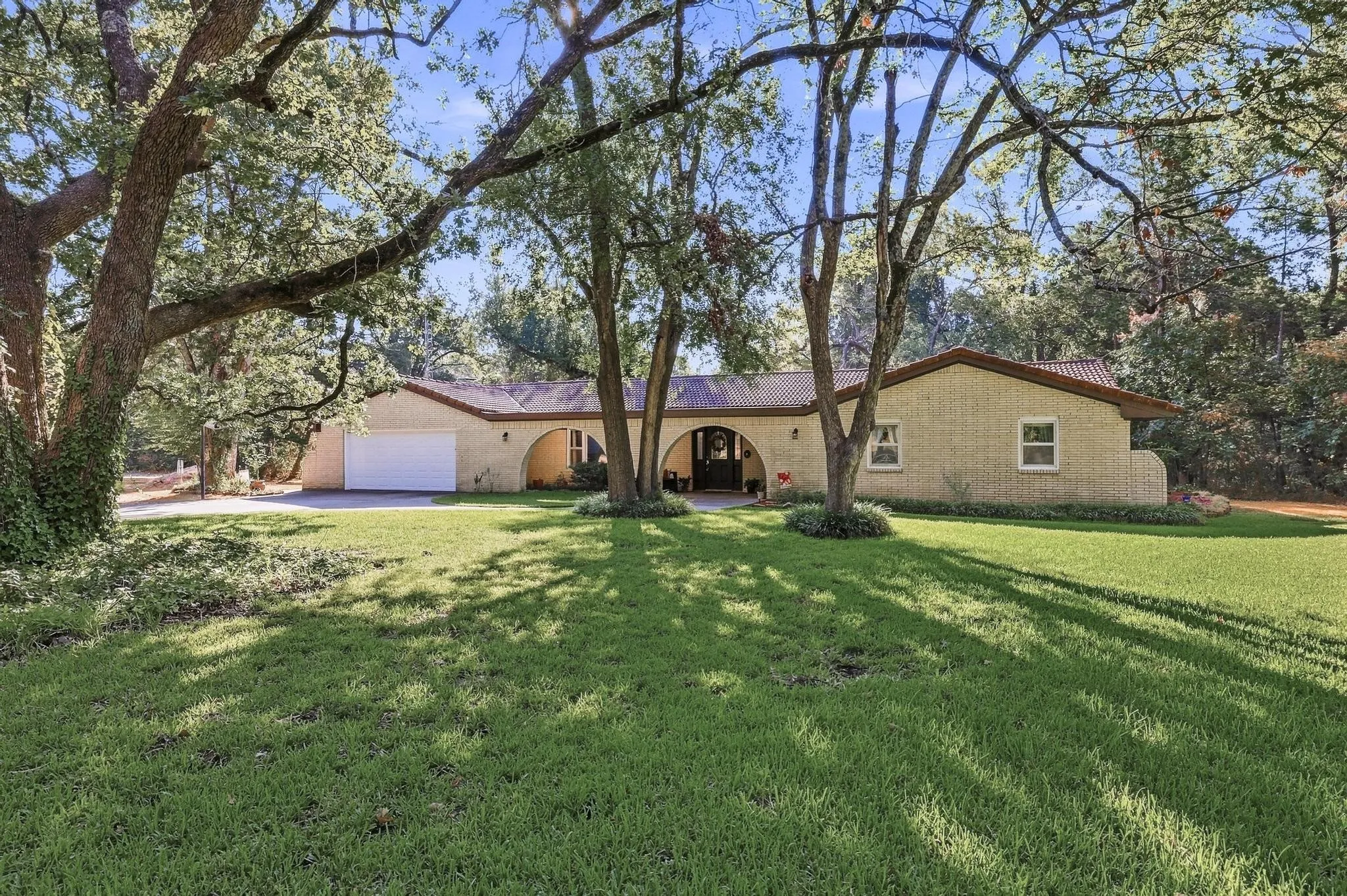 Single Family Residence For Sale in Fannin County , 2126 County Road 1450, Bonham, Texas 75418, 3 Bedroom, 2 Bathroom, 2 Garage spaces, 2,315 Sqft, built in 1974, mls#21381858, Real Estate Agent in Bonham, Homes For Sale in Fannin county, Homes For Sale in Bonham, Realtor in Bonham Texas, Real Estate Brokerage Independent Realty Texas, Luminita Cordes Realtor