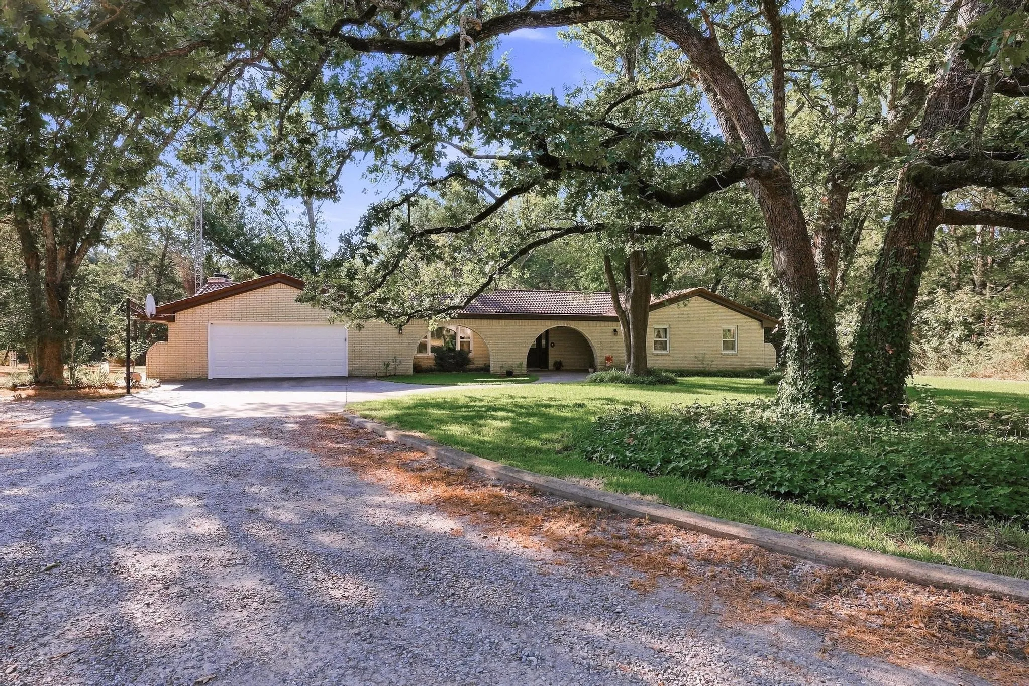 Single Family Residence For Sale in Fannin County , 2126 County Road 1450, Bonham, Texas 75418, 3 Bedroom, 2 Bathroom, 2 Garage spaces, 2,315 Sqft, built in 1974, mls#21381858, Real Estate Agent in Bonham, Homes For Sale in Fannin county, Homes For Sale in Bonham, Realtor in Bonham Texas, Real Estate Brokerage Independent Realty Texas, Luminita Cordes Realtor