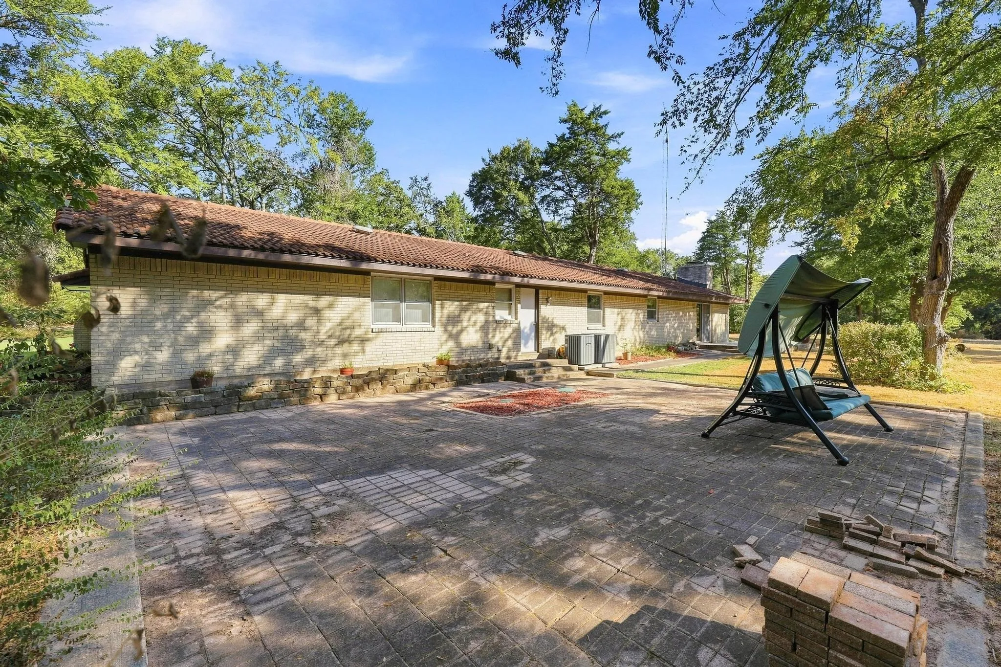 Single Family Residence For Sale in Fannin County , 2126 County Road 1450, Bonham, Texas 75418, 3 Bedroom, 2 Bathroom, 2 Garage spaces, 2,315 Sqft, built in 1974, mls#21381858, Real Estate Agent in Bonham, Homes For Sale in Fannin county, Homes For Sale in Bonham, Realtor in Bonham Texas, Real Estate Brokerage Independent Realty Texas, Luminita Cordes Realtor