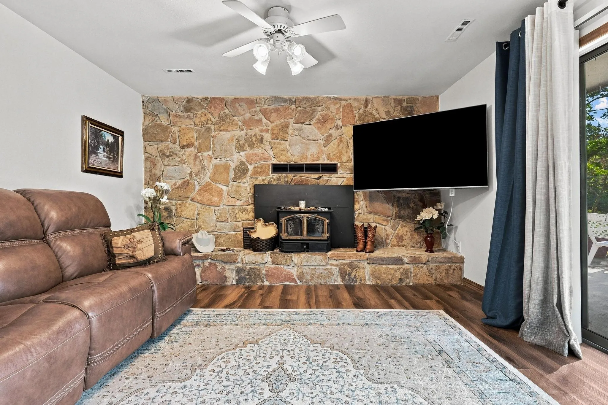 Single Family Residence For Sale in Fannin County , 2126 County Road 1450, Bonham, Texas 75418, 3 Bedroom, 2 Bathroom, 2 Garage spaces, 2,315 Sqft, built in 1974, mls#21381858, Real Estate Agent in Bonham, Homes For Sale in Fannin county, Homes For Sale in Bonham, Realtor in Bonham Texas, Real Estate Brokerage Independent Realty Texas, Luminita Cordes Realtor