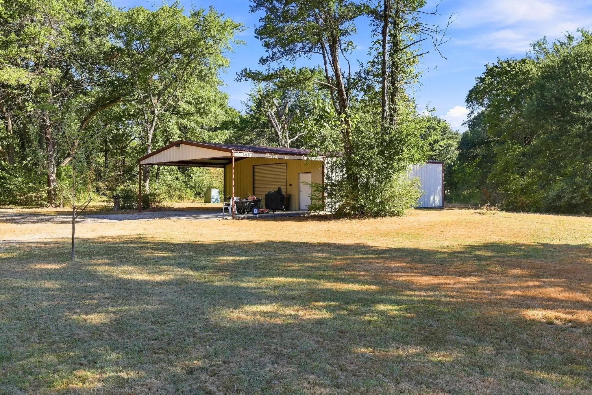 Single Family Residence For Sale in Fannin County , 2126 County Road 1450, Bonham, Texas 75418, 3 Bedroom, 2 Bathroom, 2 Garage spaces, 2,315 Sqft, built in 1974, mls#21381858, Real Estate Agent in Bonham, Homes For Sale in Fannin county, Homes For Sale in Bonham, Realtor in Bonham Texas, Real Estate Brokerage Independent Realty Texas, Luminita Cordes Realtor