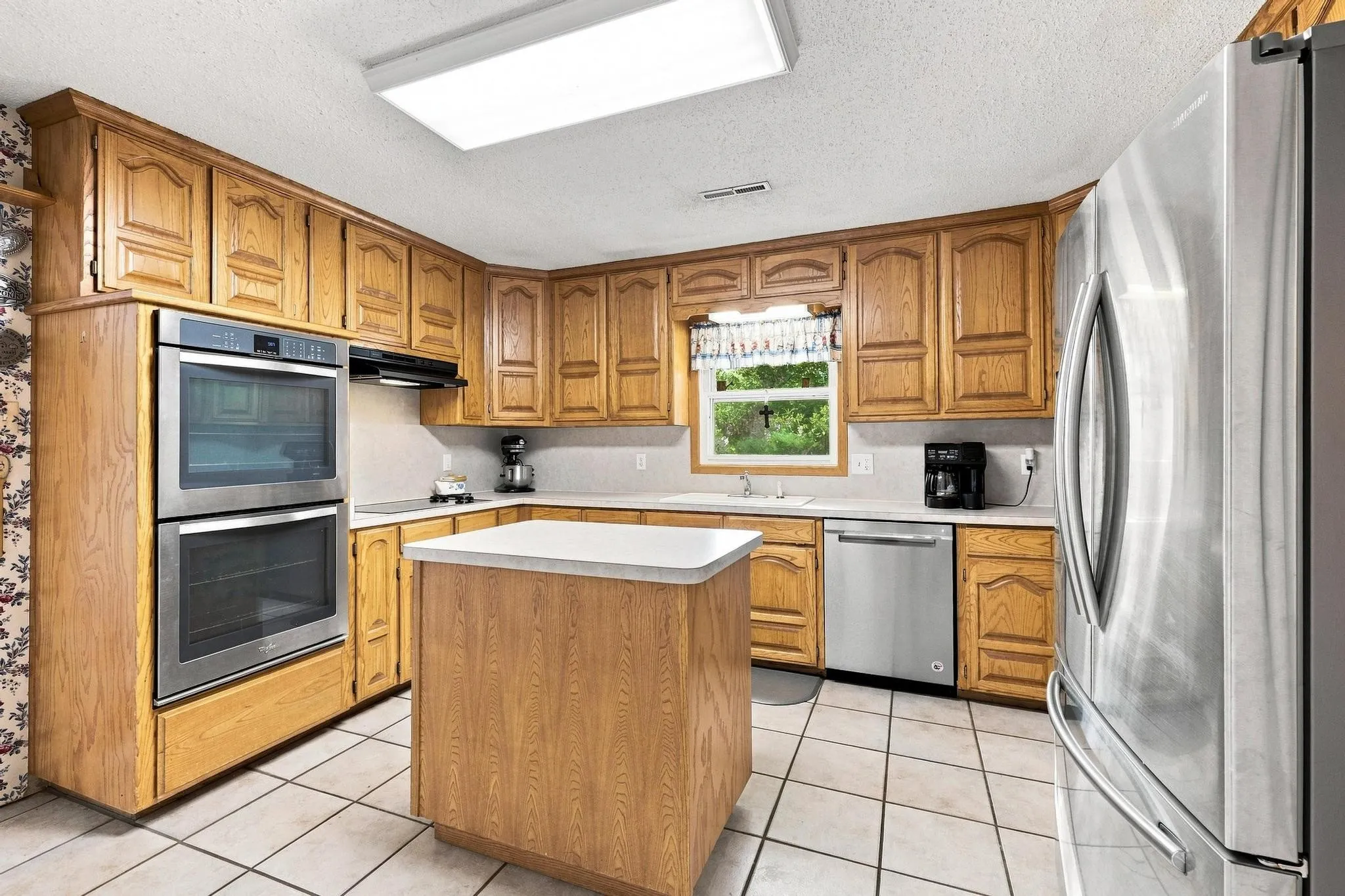 Single Family Residence For Sale in Fannin County , 2126 County Road 1450, Bonham, Texas 75418, 3 Bedroom, 2 Bathroom, 2 Garage spaces, 2,315 Sqft, built in 1974, mls#21381858, Real Estate Agent in Bonham, Homes For Sale in Fannin county, Homes For Sale in Bonham, Realtor in Bonham Texas, Real Estate Brokerage Independent Realty Texas, Luminita Cordes Realtor