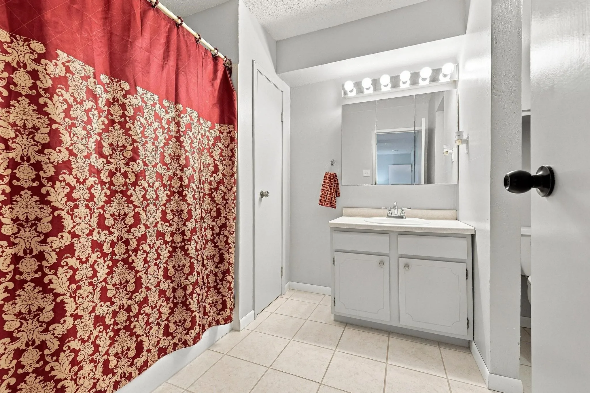 Single Family Residence For Sale in Fannin County , 2126 County Road 1450, Bonham, Texas 75418, 3 Bedroom, 2 Bathroom, 2 Garage spaces, 2,315 Sqft, built in 1974, mls#21381858, Real Estate Agent in Bonham, Homes For Sale in Fannin county, Homes For Sale in Bonham, Realtor in Bonham Texas, Real Estate Brokerage Independent Realty Texas, Luminita Cordes Realtor
