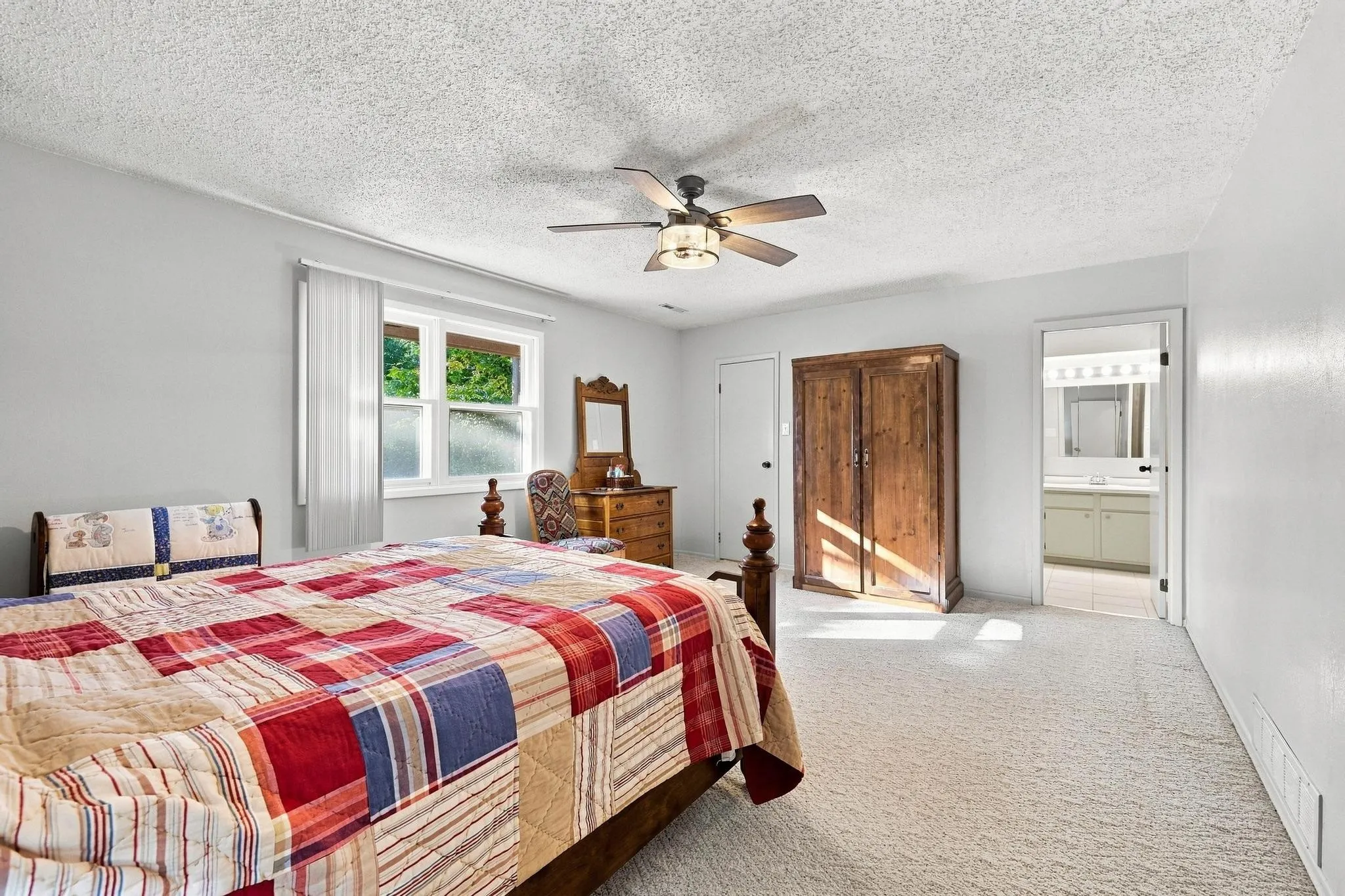 Single Family Residence For Sale in Fannin County , 2126 County Road 1450, Bonham, Texas 75418, 3 Bedroom, 2 Bathroom, 2 Garage spaces, 2,315 Sqft, built in 1974, mls#21381858, Real Estate Agent in Bonham, Homes For Sale in Fannin county, Homes For Sale in Bonham, Realtor in Bonham Texas, Real Estate Brokerage Independent Realty Texas, Luminita Cordes Realtor