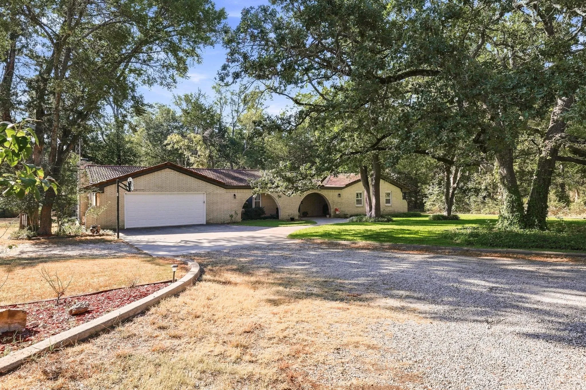 Single Family Residence For Sale in Fannin County , 2126 County Road 1450, Bonham, Texas 75418, 3 Bedroom, 2 Bathroom, 2 Garage spaces, 2,315 Sqft, built in 1974, mls#21381858, Real Estate Agent in Bonham, Homes For Sale in Fannin county, Homes For Sale in Bonham, Realtor in Bonham Texas, Real Estate Brokerage Independent Realty Texas, Luminita Cordes Realtor