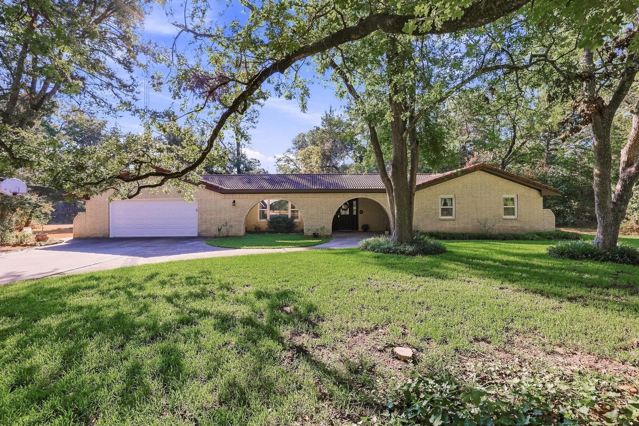 Single Family Residence For Sale in Fannin County , 2126 County Road 1450, Bonham, Texas 75418, 3 Bedroom, 2 Bathroom, 2 Garage spaces, 2,315 Sqft, built in 1974, mls#21381858, Real Estate Agent in Bonham, Homes For Sale in Fannin county, Homes For Sale in Bonham, Realtor in Bonham Texas, Real Estate Brokerage Independent Realty Texas, Luminita Cordes Realtor