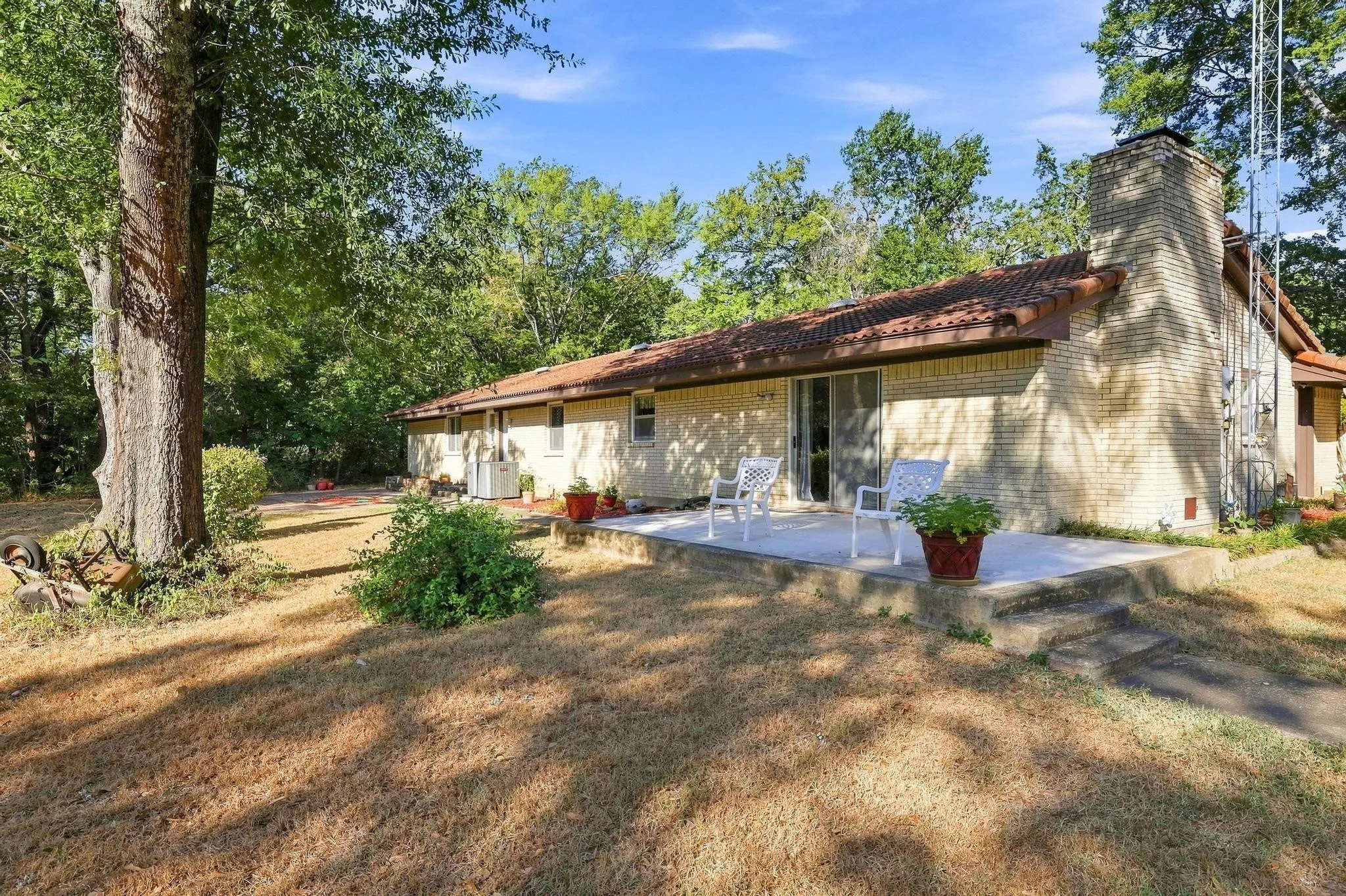Single Family Residence For Sale in Fannin County , 2126 County Road 1450, Bonham, Texas 75418, 3 Bedroom, 2 Bathroom, 2 Garage spaces, 2,315 Sqft, built in 1974, mls#21381858, Real Estate Agent in Bonham, Homes For Sale in Fannin county, Homes For Sale in Bonham, Realtor in Bonham Texas, Real Estate Brokerage Independent Realty Texas, Luminita Cordes Realtor