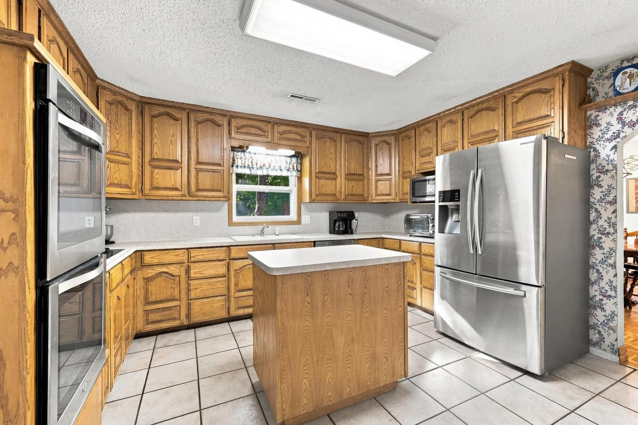 Single Family Residence For Sale in Fannin County , 2126 County Road 1450, Bonham, Texas 75418, 3 Bedroom, 2 Bathroom, 2 Garage spaces, 2,315 Sqft, built in 1974, mls#21381858, Real Estate Agent in Bonham, Homes For Sale in Fannin county, Homes For Sale in Bonham, Realtor in Bonham Texas, Real Estate Brokerage Independent Realty Texas, Luminita Cordes Realtor