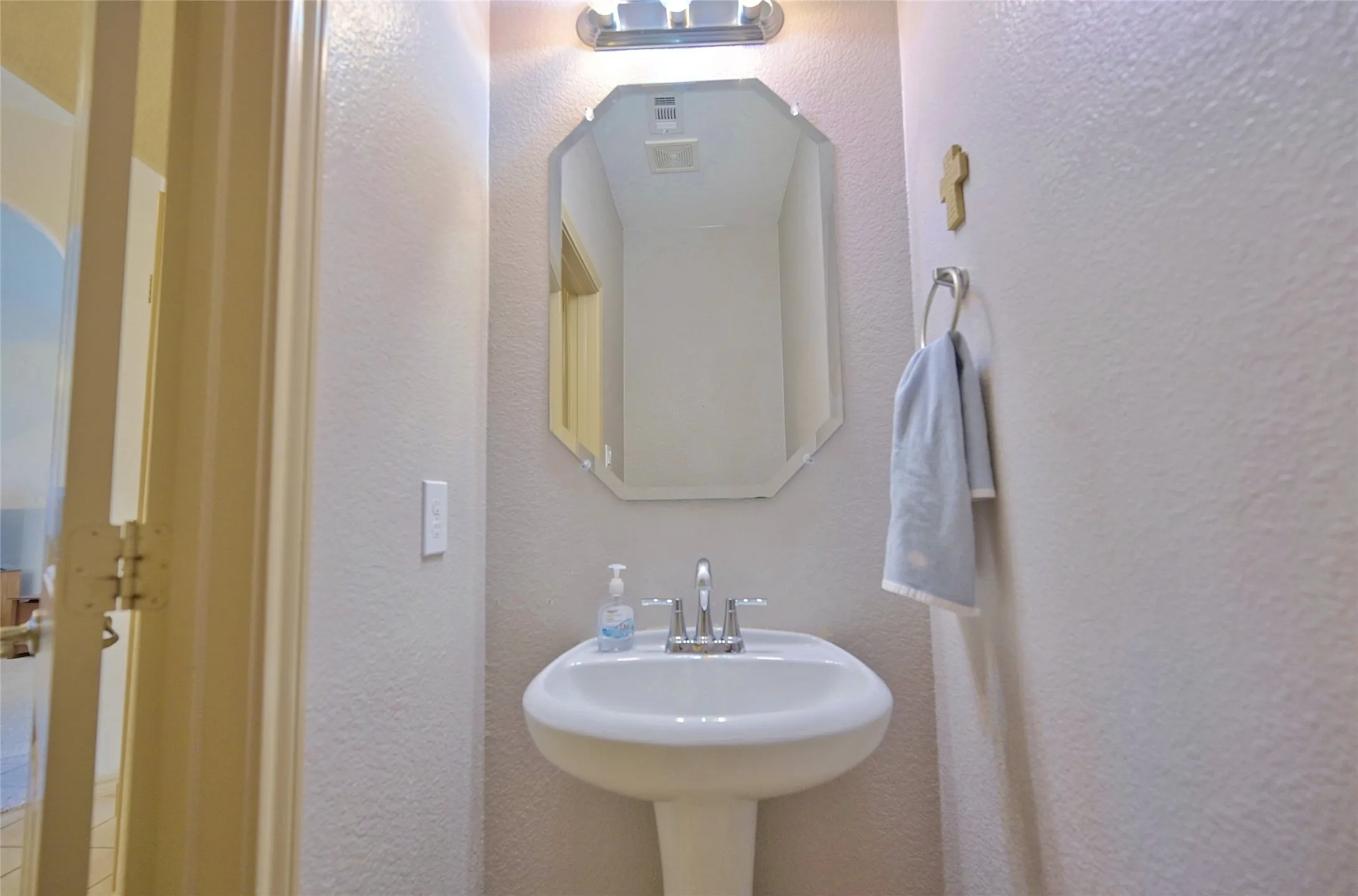 Single Family Residence For Sale in Tarrant County , 5300 Britton Ridge Lane, Fort Worth, Texas 76179, 3 Bedroom, 3 Bathroom, 2 Garage spaces, 1,750 Sqft, built in 2009, mls#21358509, Real Estate Agent in Fort Worth, Homes For Sale in Tarrant county, Homes For Sale in Fort Worth, Realtor in Fort Worth Texas, Real Estate Brokerage Independent Realty Texas, Luminita Cordes Realtor