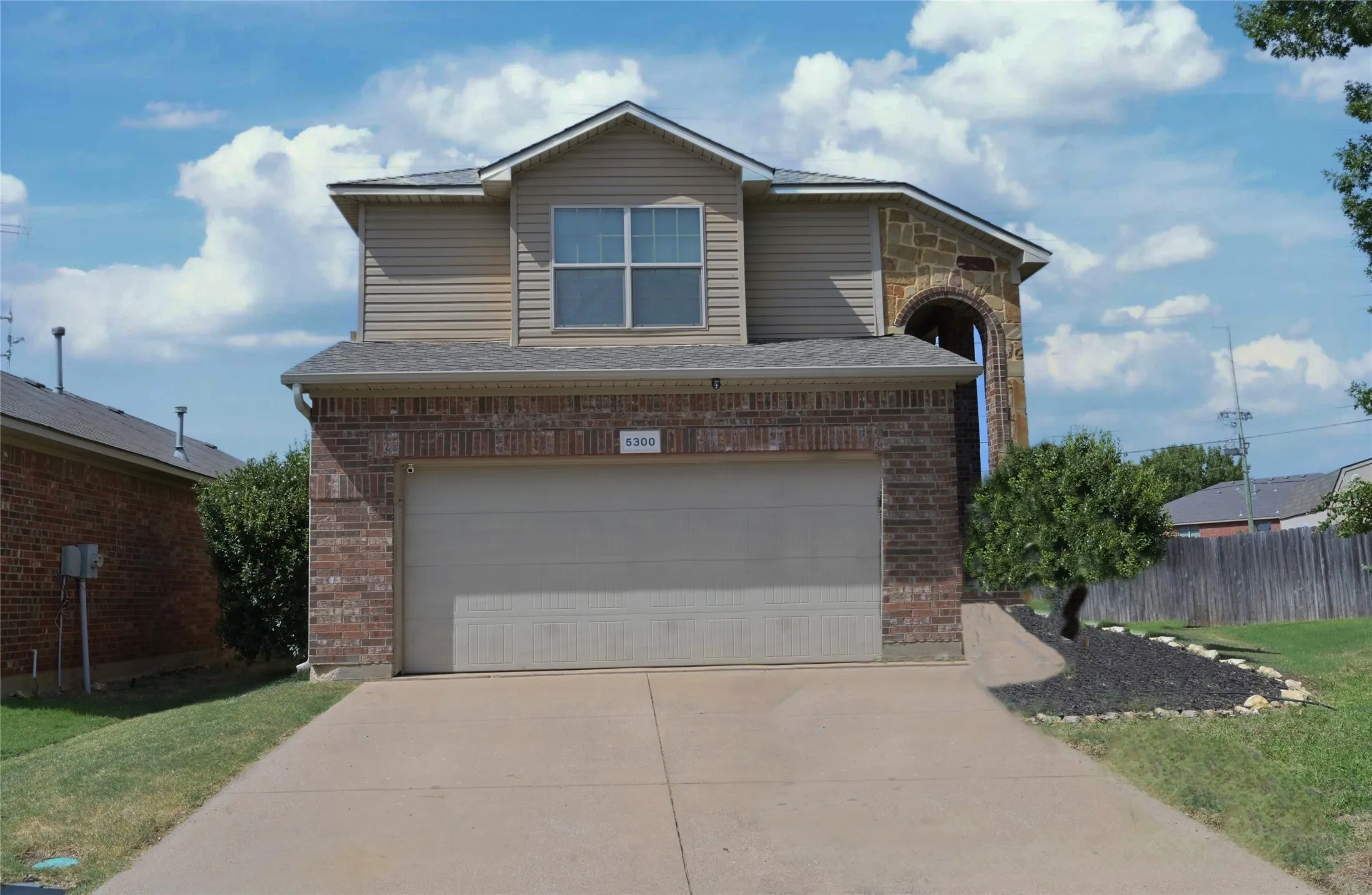 Single Family Residence For Sale in Tarrant County , 5300 Britton Ridge Lane, Fort Worth, Texas 76179, 3 Bedroom, 3 Bathroom, 2 Garage spaces, 1,750 Sqft, built in 2009, mls#21358509, Real Estate Agent in Fort Worth, Homes For Sale in Tarrant county, Homes For Sale in Fort Worth, Realtor in Fort Worth Texas, Real Estate Brokerage Independent Realty Texas, Luminita Cordes Realtor