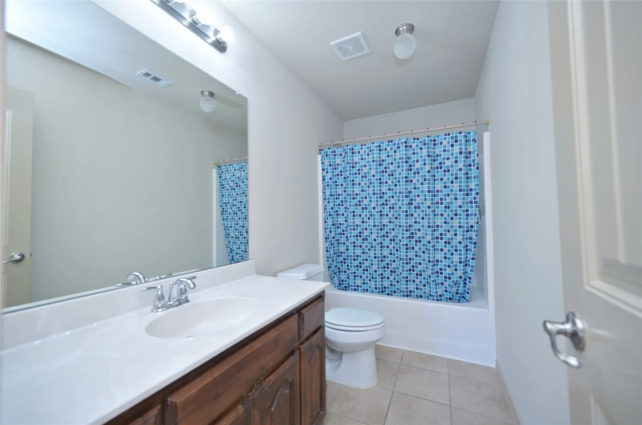 Single Family Residence For Sale in Tarrant County , 5300 Britton Ridge Lane, Fort Worth, Texas 76179, 3 Bedroom, 3 Bathroom, 2 Garage spaces, 1,750 Sqft, built in 2009, mls#21358509, Real Estate Agent in Fort Worth, Homes For Sale in Tarrant county, Homes For Sale in Fort Worth, Realtor in Fort Worth Texas, Real Estate Brokerage Independent Realty Texas, Luminita Cordes Realtor