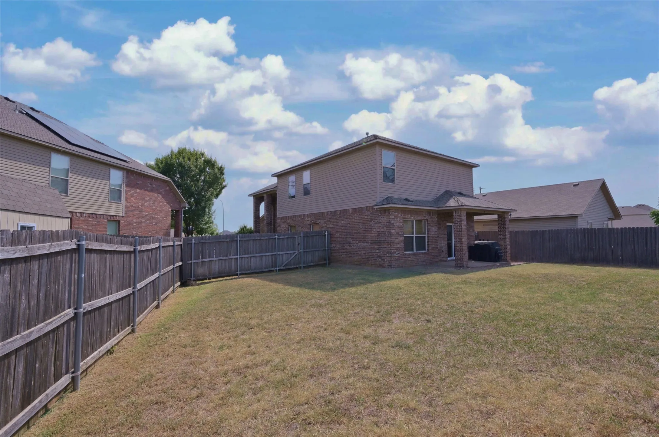 Single Family Residence For Sale in Tarrant County , 5300 Britton Ridge Lane, Fort Worth, Texas 76179, 3 Bedroom, 3 Bathroom, 2 Garage spaces, 1,750 Sqft, built in 2009, mls#21358509, Real Estate Agent in Fort Worth, Homes For Sale in Tarrant county, Homes For Sale in Fort Worth, Realtor in Fort Worth Texas, Real Estate Brokerage Independent Realty Texas, Luminita Cordes Realtor