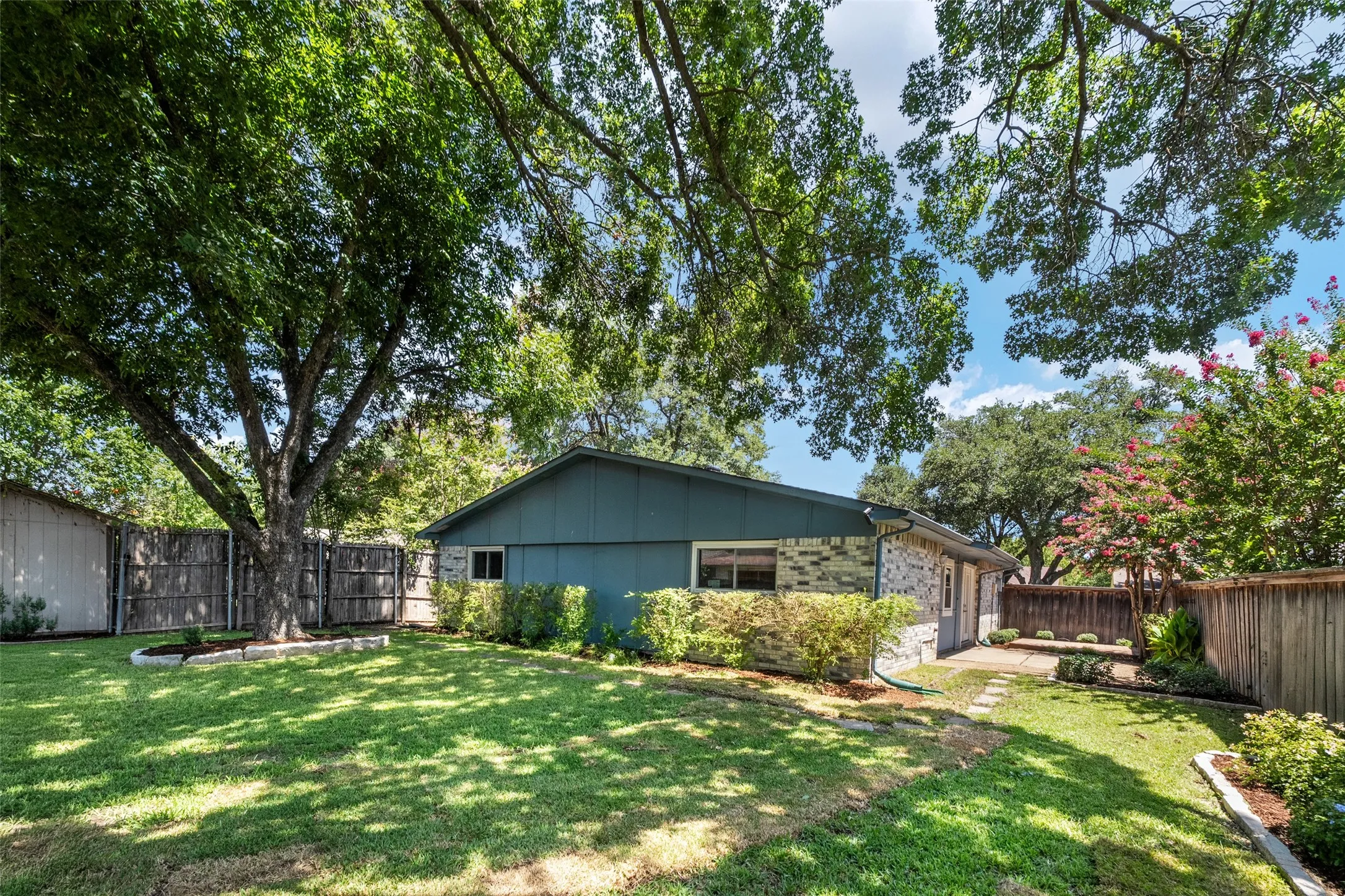 Single Family Residence For Rent in Dallas County , 1637 Dell Oak Drive, Garland, Texas 75040, 3 Bedroom, 2 Bathroom, 1 Garage spaces, 1,444 Sqft, built in 1974, mls#21384204, Real Estate Agent in Garland, Homes For Rent in Dallas county, Homes For Rent in Garland, Realtor in Garland Texas, Real Estate Brokerage Independent Realty Texas, Luminita Cordes Realtor
