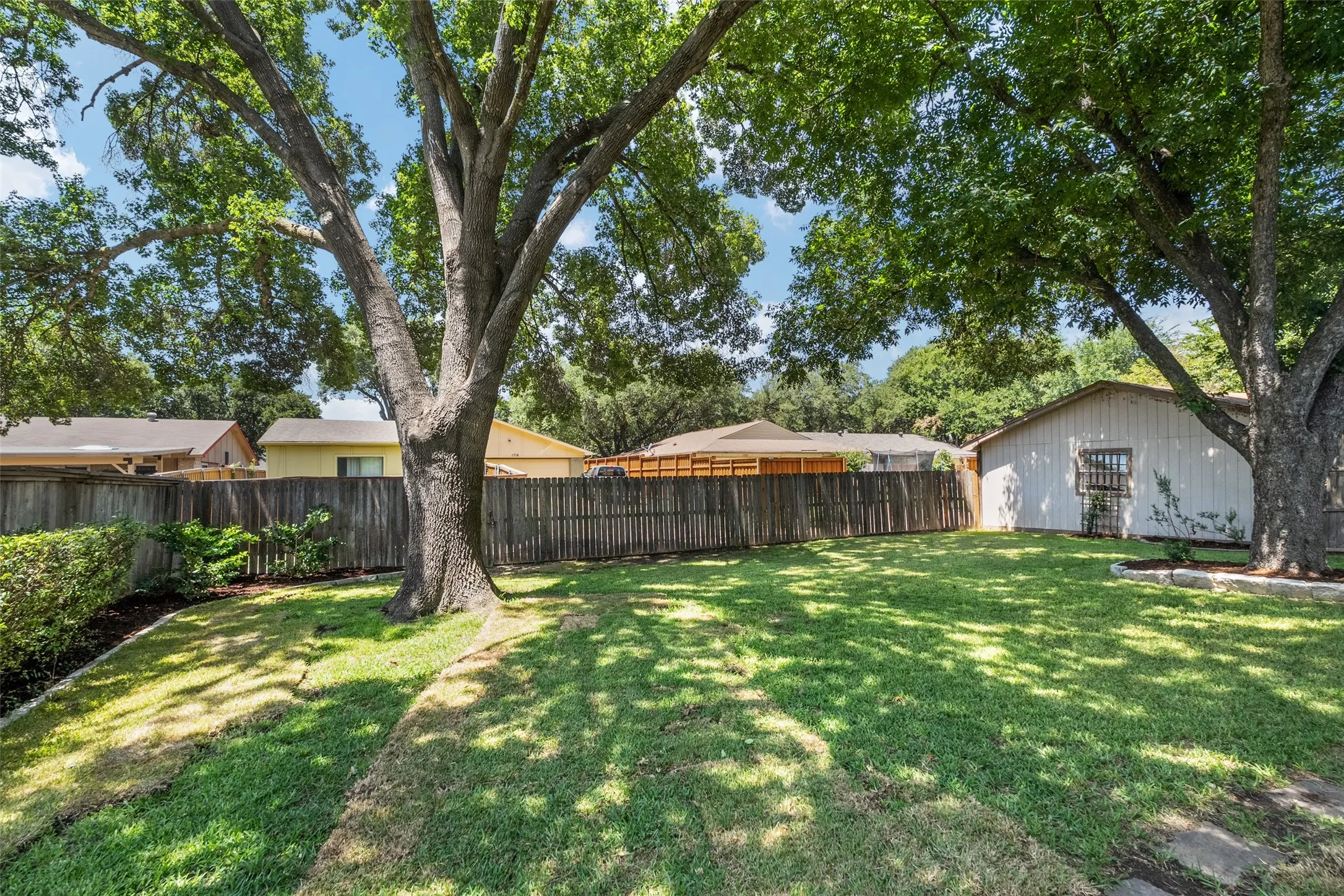 Single Family Residence For Rent in Dallas County , 1637 Dell Oak Drive, Garland, Texas 75040, 3 Bedroom, 2 Bathroom, 1 Garage spaces, 1,444 Sqft, built in 1974, mls#21384204, Real Estate Agent in Garland, Homes For Rent in Dallas county, Homes For Rent in Garland, Realtor in Garland Texas, Real Estate Brokerage Independent Realty Texas, Luminita Cordes Realtor