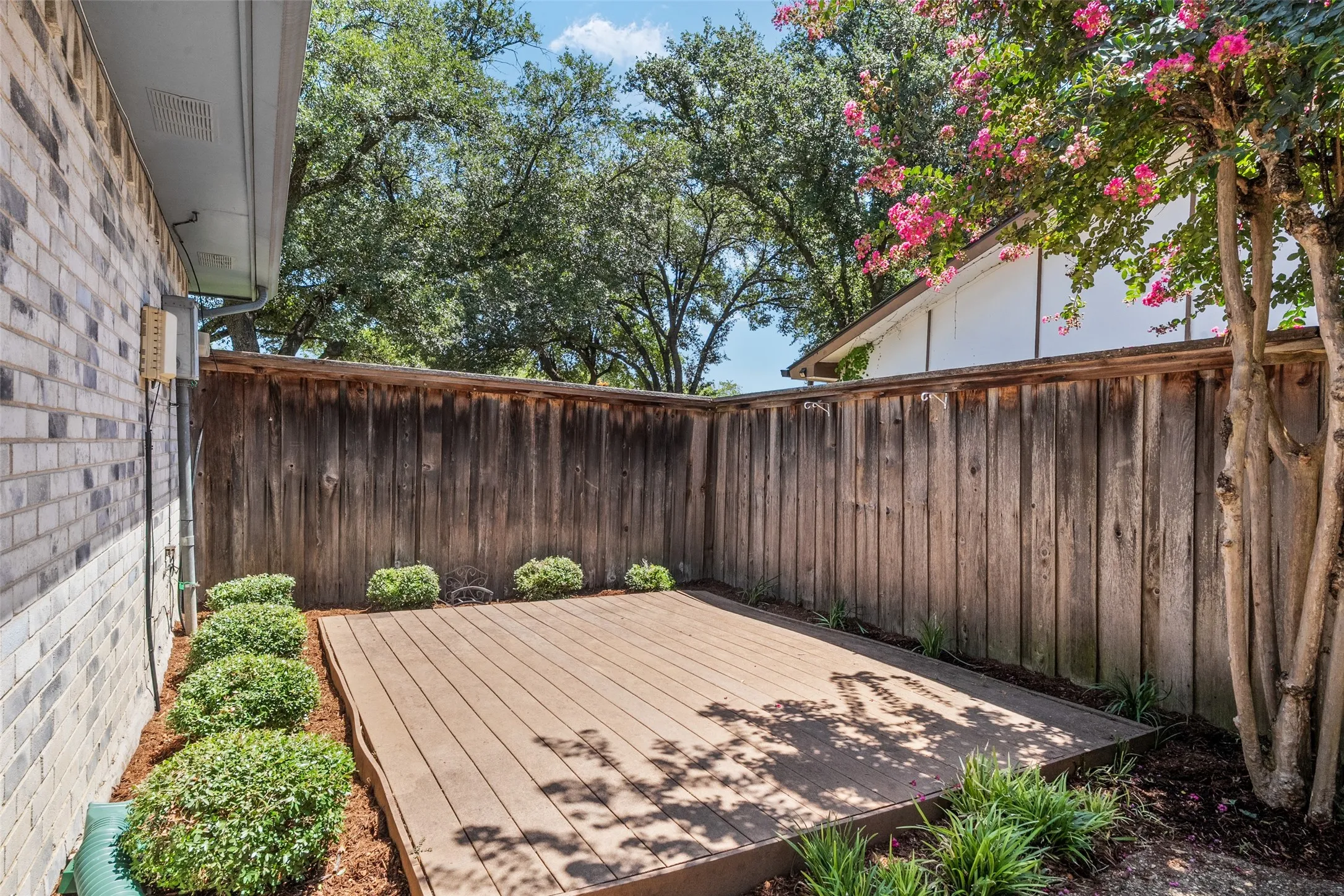 Single Family Residence For Rent in Dallas County , 1637 Dell Oak Drive, Garland, Texas 75040, 3 Bedroom, 2 Bathroom, 1 Garage spaces, 1,444 Sqft, built in 1974, mls#21384204, Real Estate Agent in Garland, Homes For Rent in Dallas county, Homes For Rent in Garland, Realtor in Garland Texas, Real Estate Brokerage Independent Realty Texas, Luminita Cordes Realtor