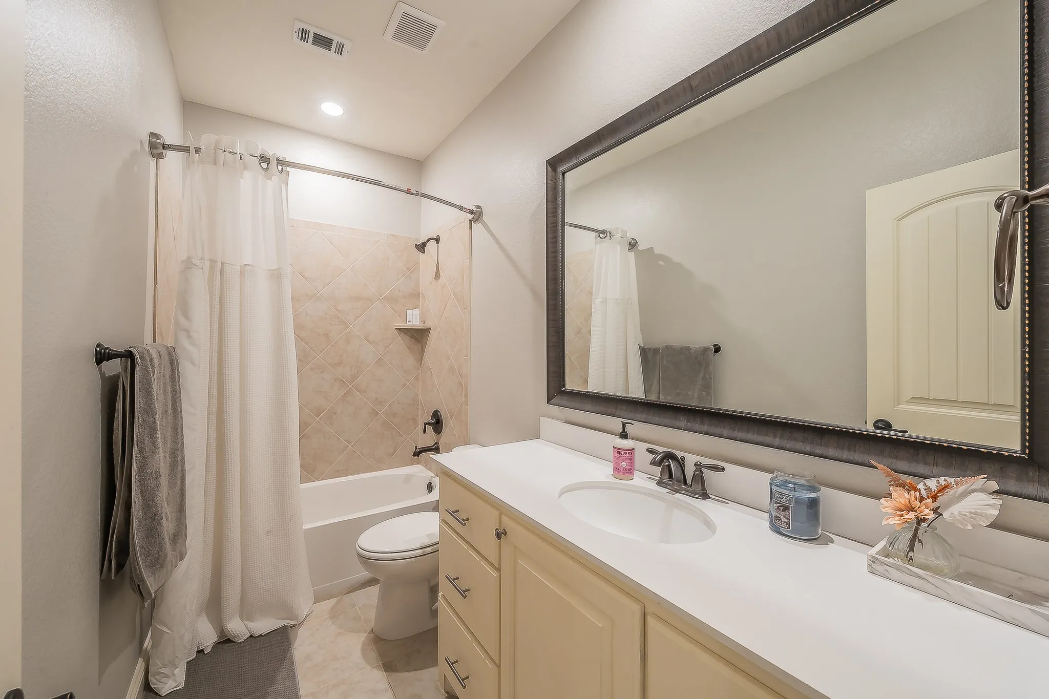 Single Family Residence For Sale in Collin County , 10700 Marble Falls Place, Mc Kinney, Texas 75071, 4 Bedroom, 4 Bathroom, 3 Garage spaces, 3,046 Sqft, built in 2017, mls#21384514, Real Estate Agent in Mc Kinney, Homes For Sale in Collin county, Homes For Sale in Mc Kinney, Realtor in Mc Kinney Texas, Real Estate Brokerage Independent Realty Texas, Luminita Cordes Realtor