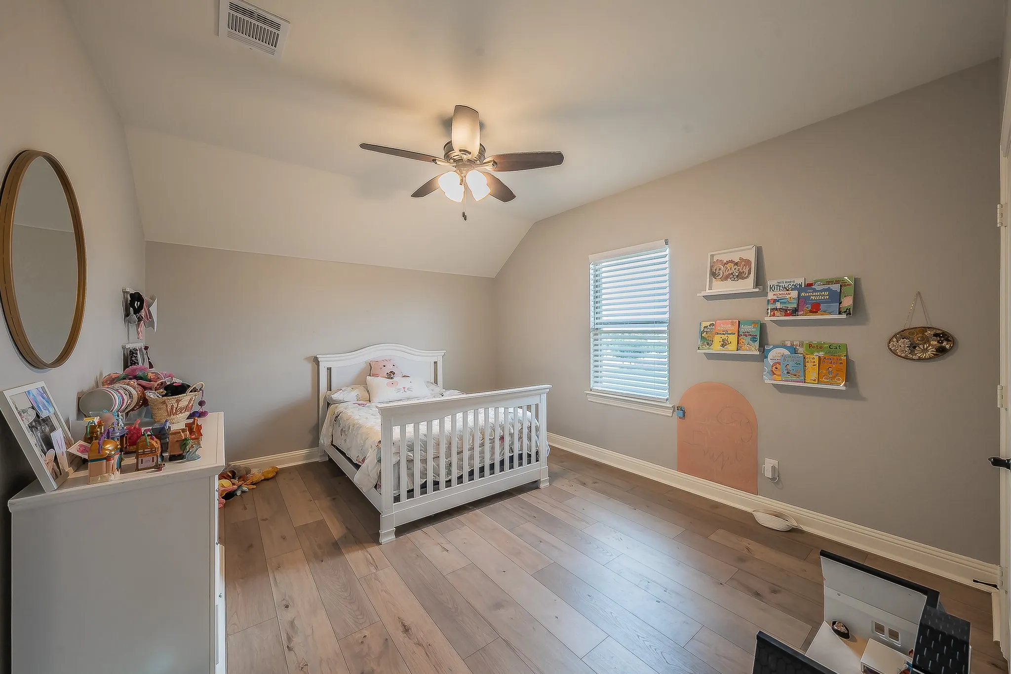 Upstairs guest bedroom 2