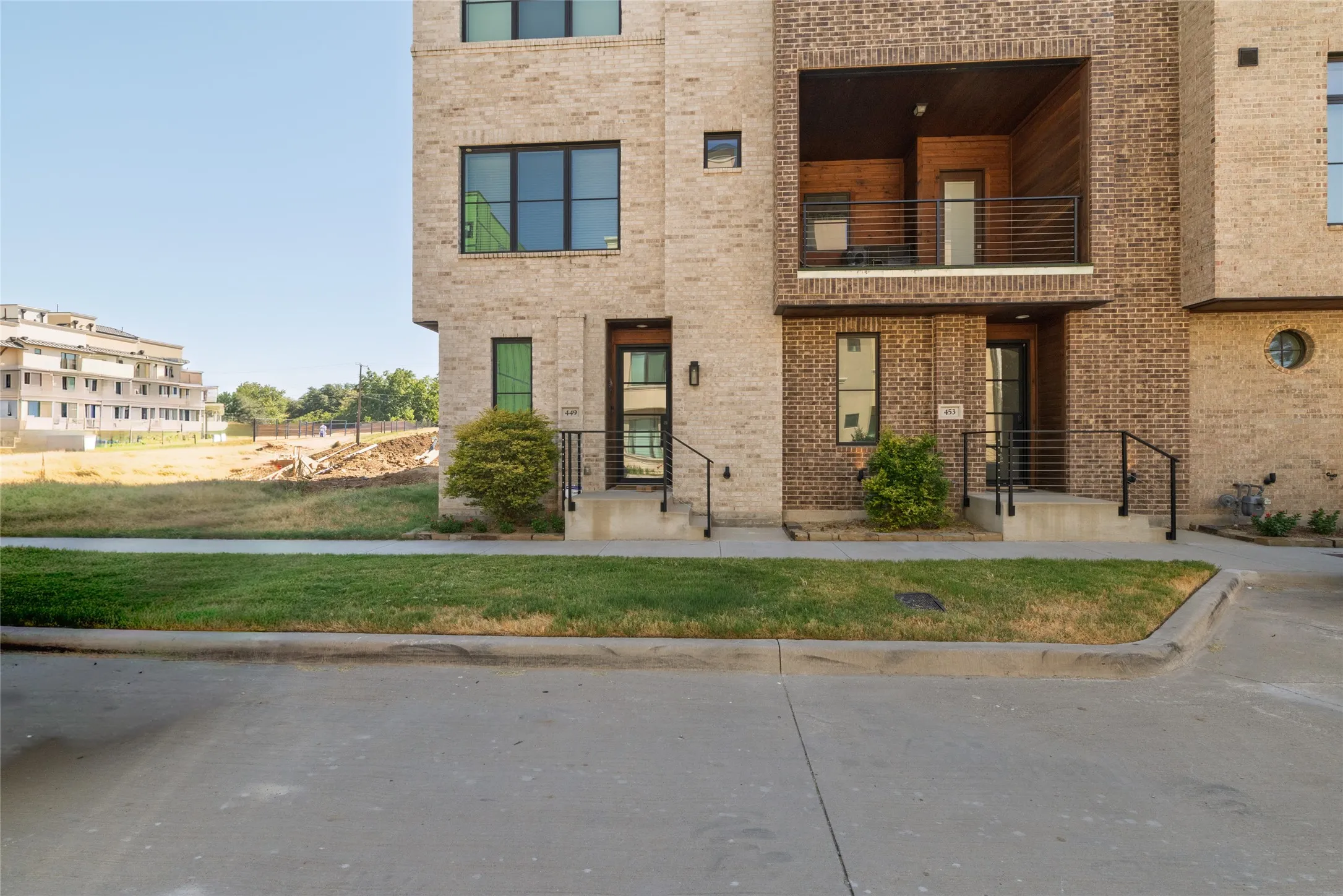 Townhouse For Sale in Tarrant County , 449 S Rayner Street, Fort Worth, Texas 76111, 3 Bedroom, 4 Bathroom, 2 Garage spaces, 1,823 Sqft, built in 2021, mls#21384196, Real Estate Agent in Fort Worth, Homes For Sale in Tarrant county, Homes For Sale in Fort Worth, Realtor in Fort Worth Texas, Real Estate Brokerage Independent Realty Texas, Luminita Cordes Realtor