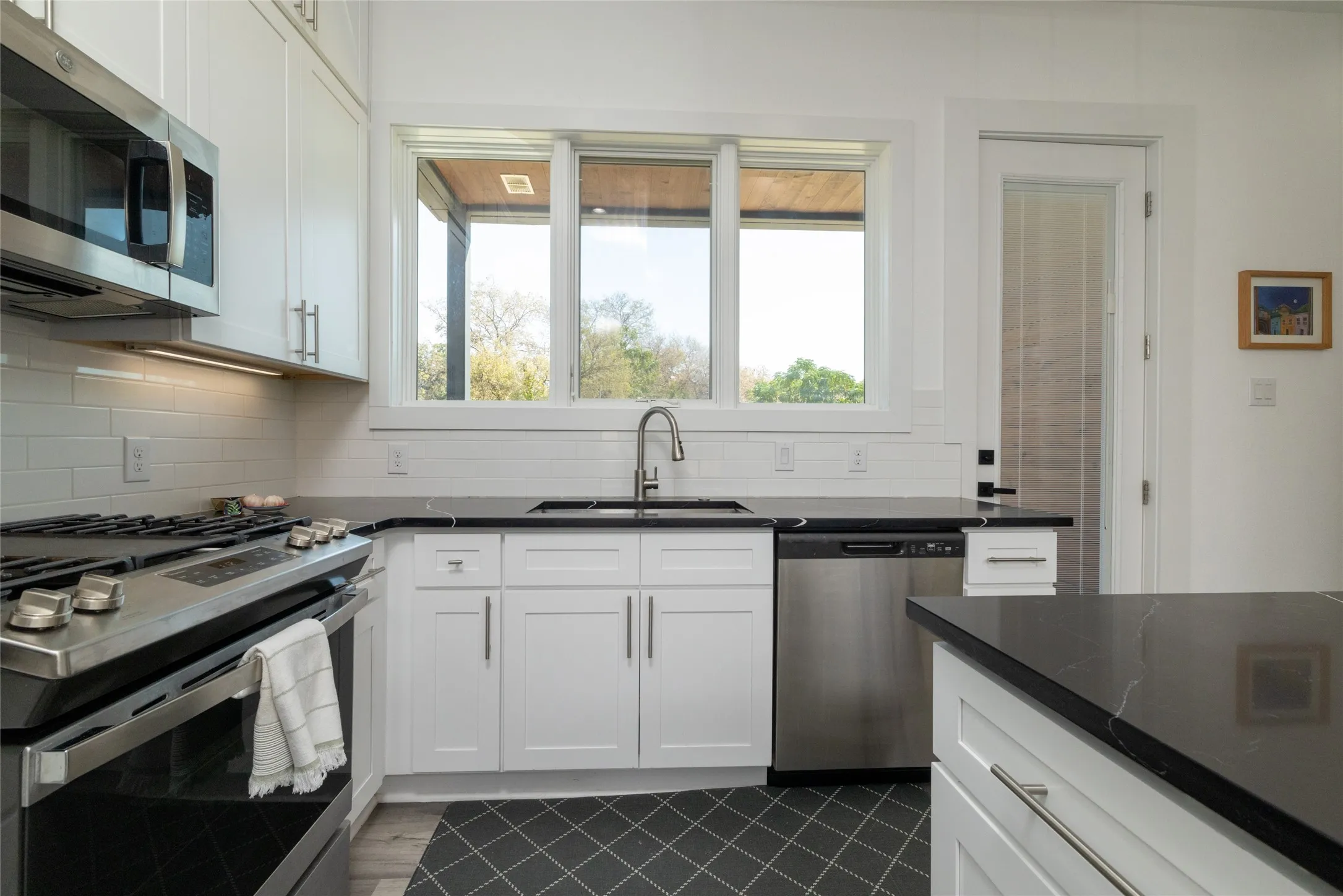 Townhouse For Sale in Tarrant County , 449 S Rayner Street, Fort Worth, Texas 76111, 3 Bedroom, 4 Bathroom, 2 Garage spaces, 1,823 Sqft, built in 2021, mls#21384196, Real Estate Agent in Fort Worth, Homes For Sale in Tarrant county, Homes For Sale in Fort Worth, Realtor in Fort Worth Texas, Real Estate Brokerage Independent Realty Texas, Luminita Cordes Realtor