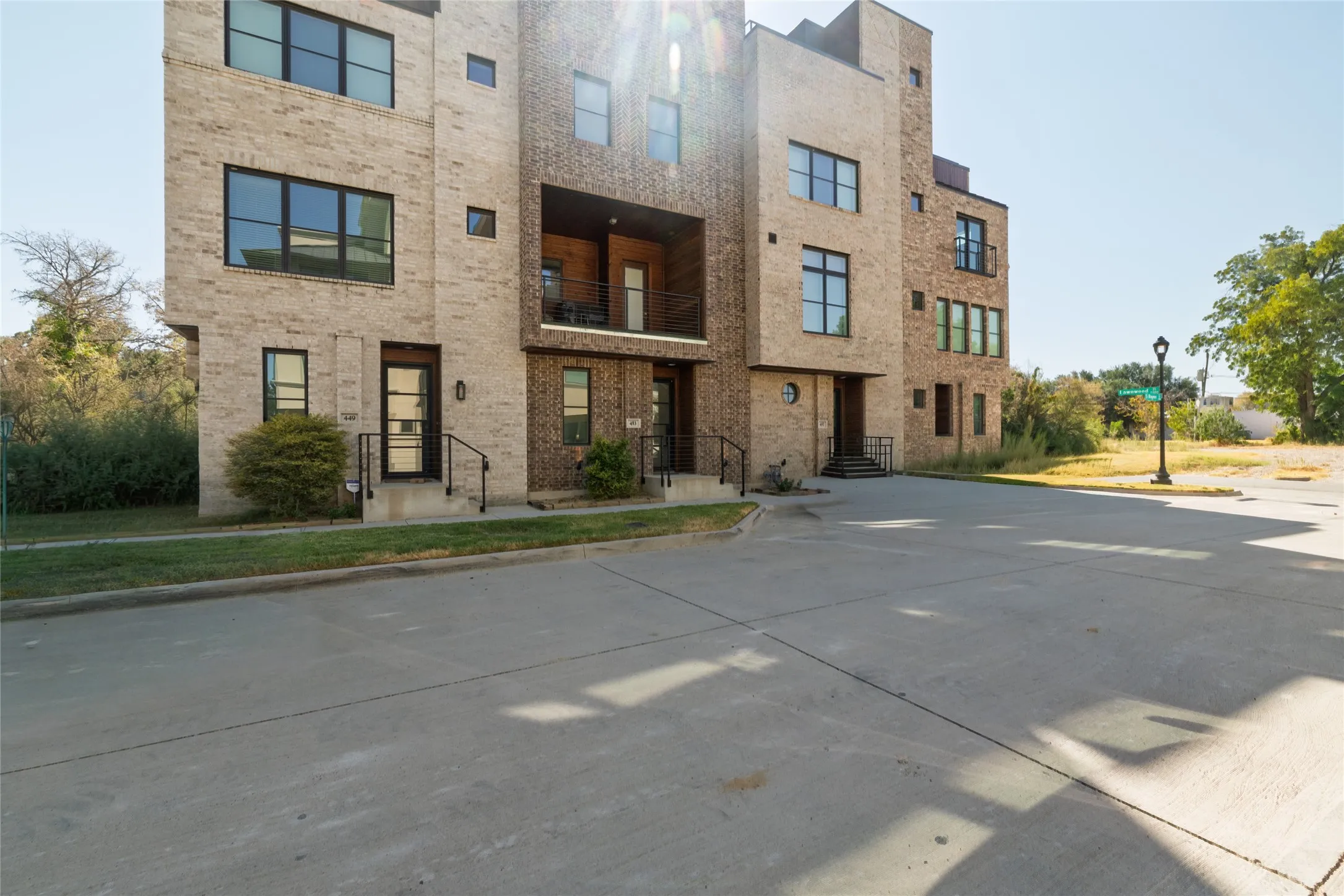 Townhouse For Sale in Tarrant County , 449 S Rayner Street, Fort Worth, Texas 76111, 3 Bedroom, 4 Bathroom, 2 Garage spaces, 1,823 Sqft, built in 2021, mls#21384196, Real Estate Agent in Fort Worth, Homes For Sale in Tarrant county, Homes For Sale in Fort Worth, Realtor in Fort Worth Texas, Real Estate Brokerage Independent Realty Texas, Luminita Cordes Realtor