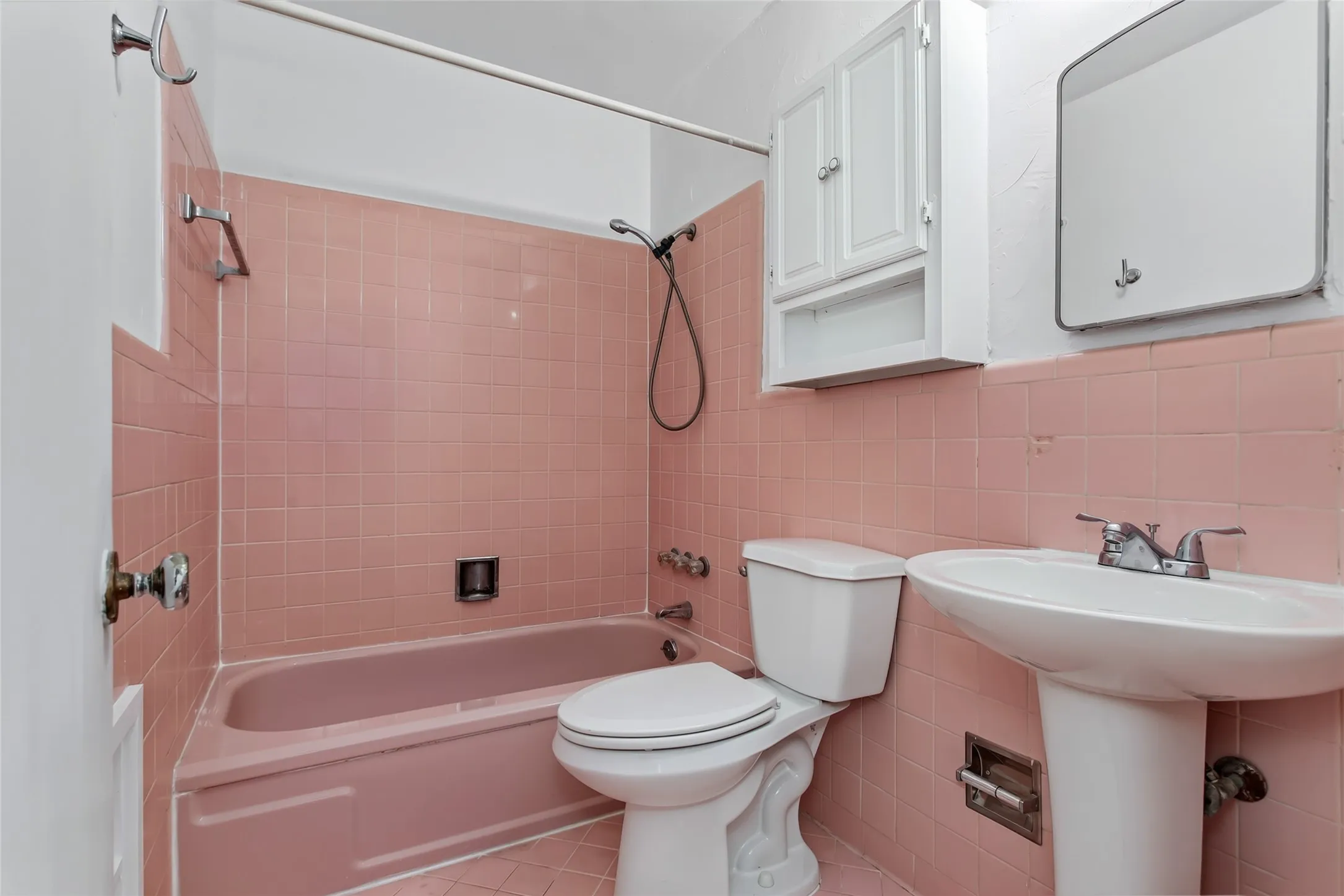 Apartment For Rent in Dallas County , 5717 Mc Commas Boulevard C, Dallas, Texas 75206, 2 Bedroom, 1 Bathroom, Garage spaces, 975 Sqft, built in 1957, mls#21384529, Real Estate Agent in Dallas, Homes For Rent in Dallas county, Homes For Rent in Dallas, Realtor in Dallas Texas, Real Estate Brokerage Independent Realty Texas, Luminita Cordes Realtor
