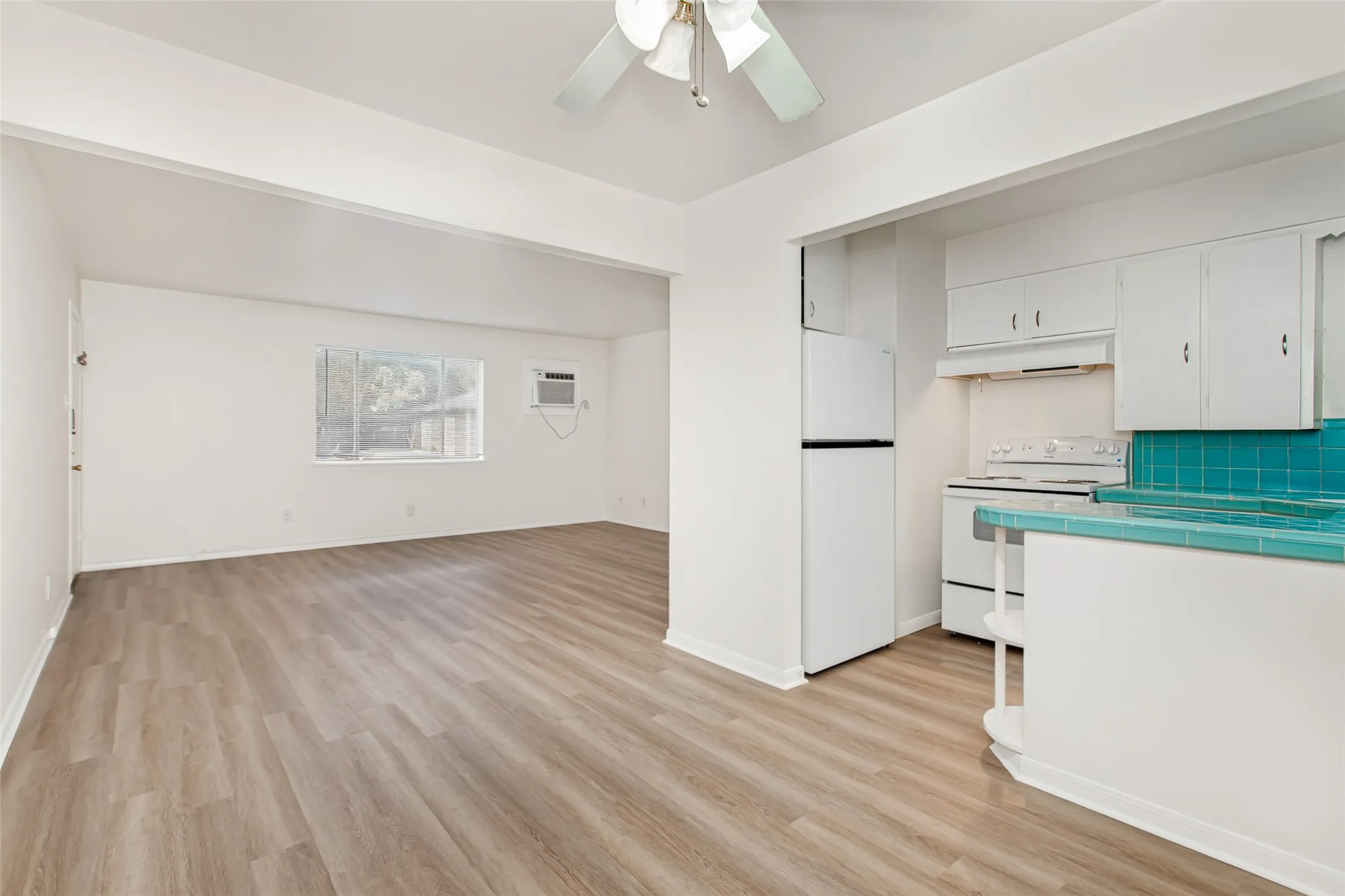 Apartment For Rent in Dallas County , 5717 Mc Commas Boulevard C, Dallas, Texas 75206, 2 Bedroom, 1 Bathroom, Garage spaces, 975 Sqft, built in 1957, mls#21384529, Real Estate Agent in Dallas, Homes For Rent in Dallas county, Homes For Rent in Dallas, Realtor in Dallas Texas, Real Estate Brokerage Independent Realty Texas, Luminita Cordes Realtor