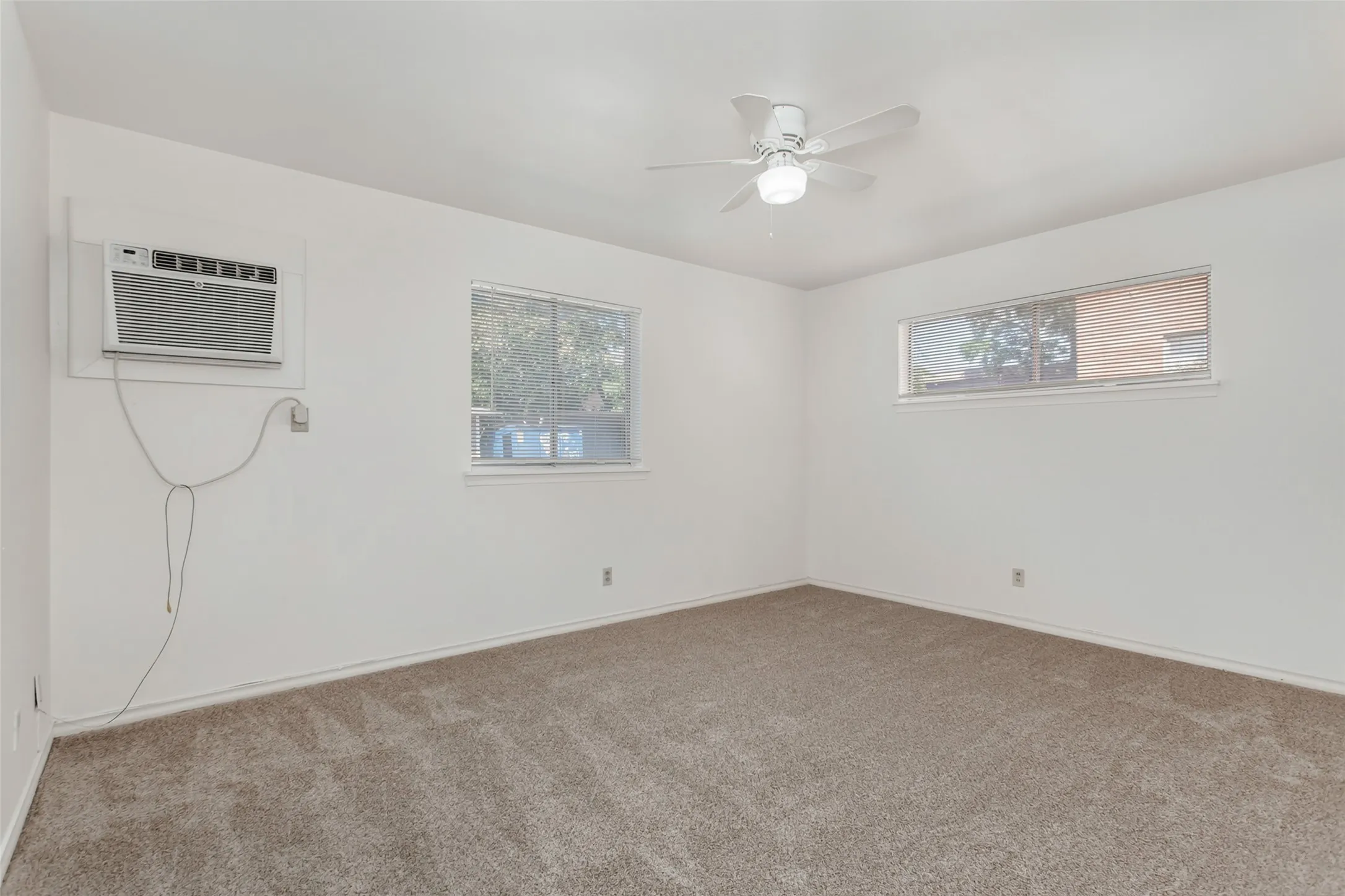 Apartment For Rent in Dallas County , 5717 Mc Commas Boulevard C, Dallas, Texas 75206, 2 Bedroom, 1 Bathroom, Garage spaces, 975 Sqft, built in 1957, mls#21384529, Real Estate Agent in Dallas, Homes For Rent in Dallas county, Homes For Rent in Dallas, Realtor in Dallas Texas, Real Estate Brokerage Independent Realty Texas, Luminita Cordes Realtor