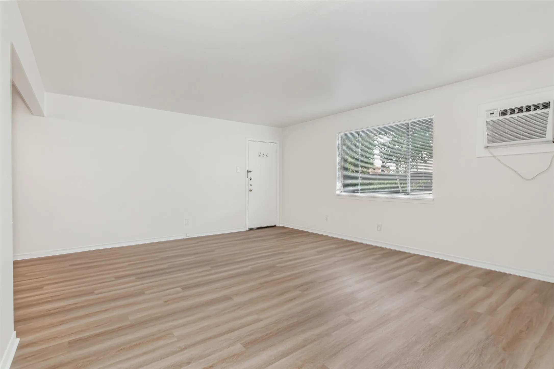 Apartment For Rent in Dallas County , 5717 Mc Commas Boulevard C, Dallas, Texas 75206, 2 Bedroom, 1 Bathroom, Garage spaces, 975 Sqft, built in 1957, mls#21384529, Real Estate Agent in Dallas, Homes For Rent in Dallas county, Homes For Rent in Dallas, Realtor in Dallas Texas, Real Estate Brokerage Independent Realty Texas, Luminita Cordes Realtor