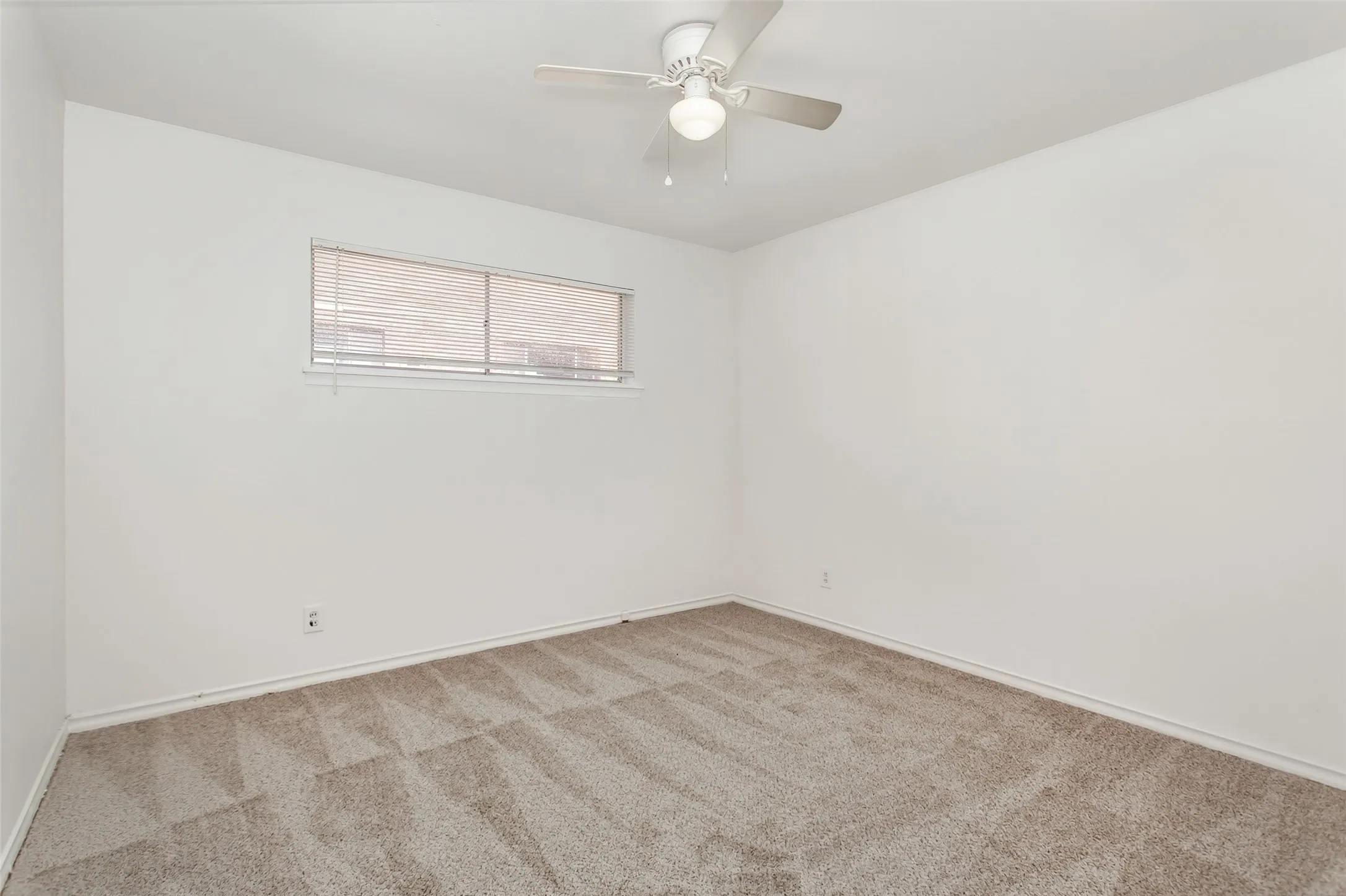 Apartment For Rent in Dallas County , 5717 Mc Commas Boulevard C, Dallas, Texas 75206, 2 Bedroom, 1 Bathroom, Garage spaces, 975 Sqft, built in 1957, mls#21384529, Real Estate Agent in Dallas, Homes For Rent in Dallas county, Homes For Rent in Dallas, Realtor in Dallas Texas, Real Estate Brokerage Independent Realty Texas, Luminita Cordes Realtor