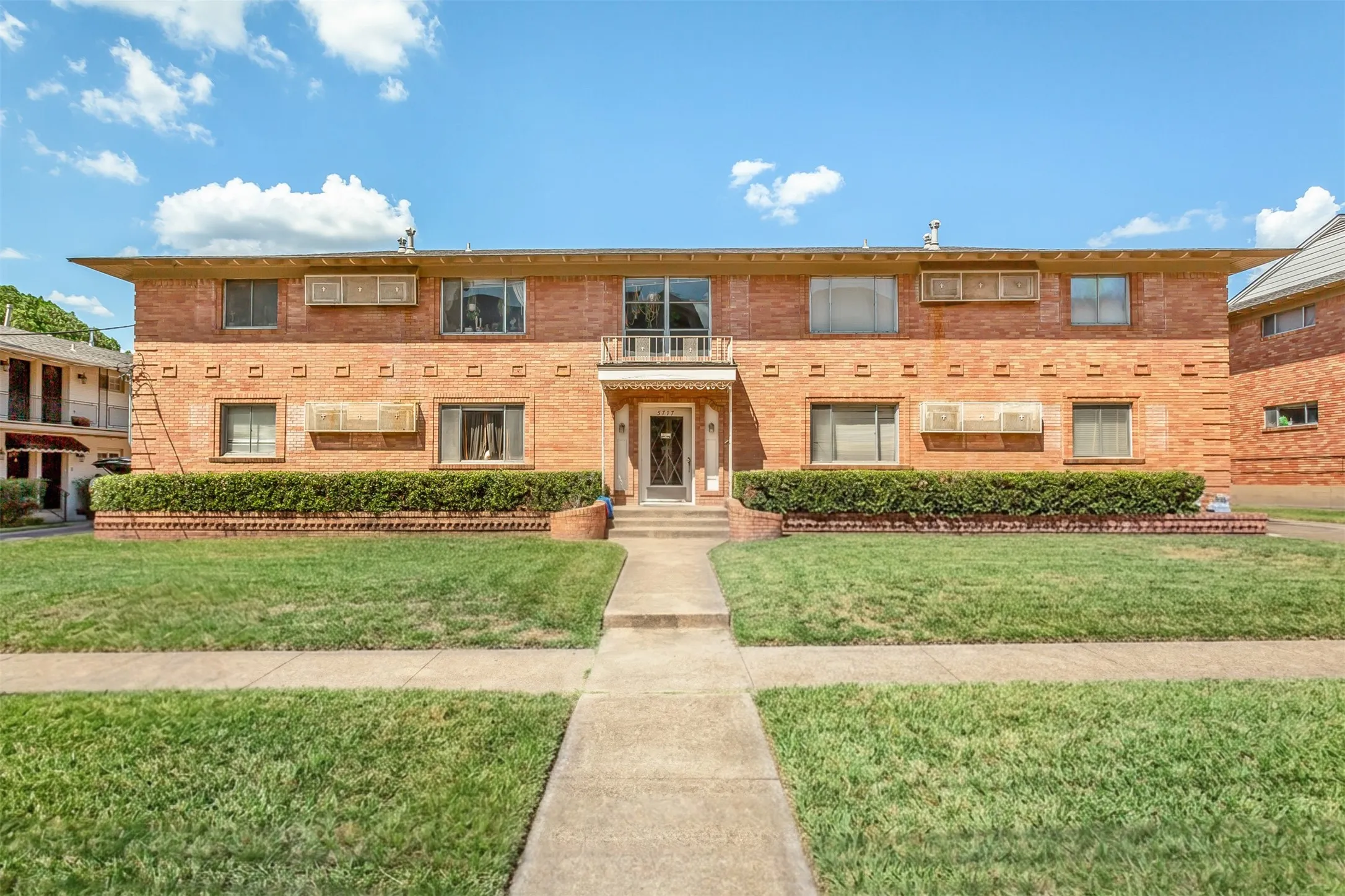Apartment For Rent in Dallas County , 5717 Mc Commas Boulevard C, Dallas, Texas 75206, 2 Bedroom, 1 Bathroom, Garage spaces, 975 Sqft, built in 1957, mls#21384529, Real Estate Agent in Dallas, Homes For Rent in Dallas county, Homes For Rent in Dallas, Realtor in Dallas Texas, Real Estate Brokerage Independent Realty Texas, Luminita Cordes Realtor