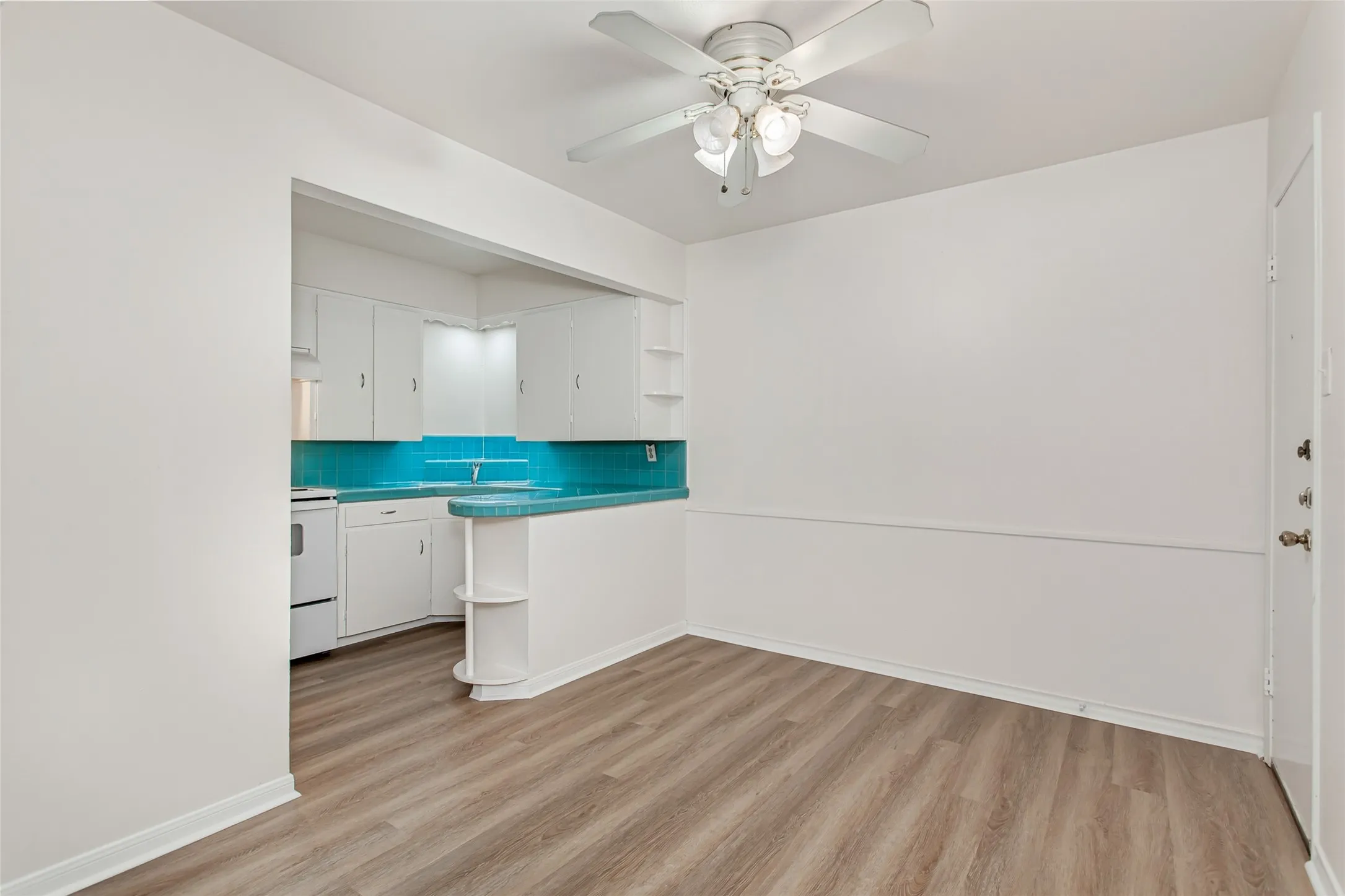 Apartment For Rent in Dallas County , 5717 Mc Commas Boulevard C, Dallas, Texas 75206, 2 Bedroom, 1 Bathroom, Garage spaces, 975 Sqft, built in 1957, mls#21384529, Real Estate Agent in Dallas, Homes For Rent in Dallas county, Homes For Rent in Dallas, Realtor in Dallas Texas, Real Estate Brokerage Independent Realty Texas, Luminita Cordes Realtor