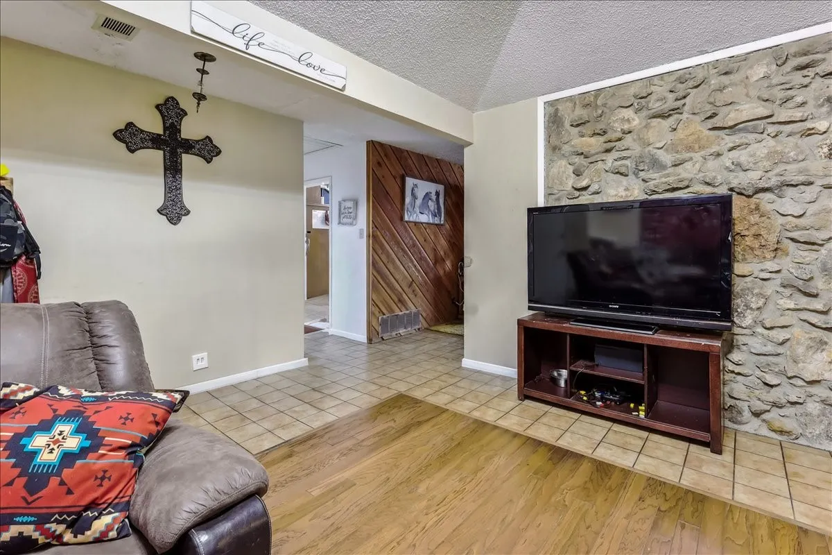Farm For Sale in Denton County , 8123 Hilltop Road, Argyle, Texas 76226, 3 Bedroom, 2 Bathroom, Garage spaces, 2,014 Sqft, built in 1985, mls#21384537, Real Estate Agent in Argyle, Homes For Sale in Denton county, Homes For Sale in Argyle, Realtor in Argyle Texas, Real Estate Brokerage Independent Realty Texas, Luminita Cordes Realtor