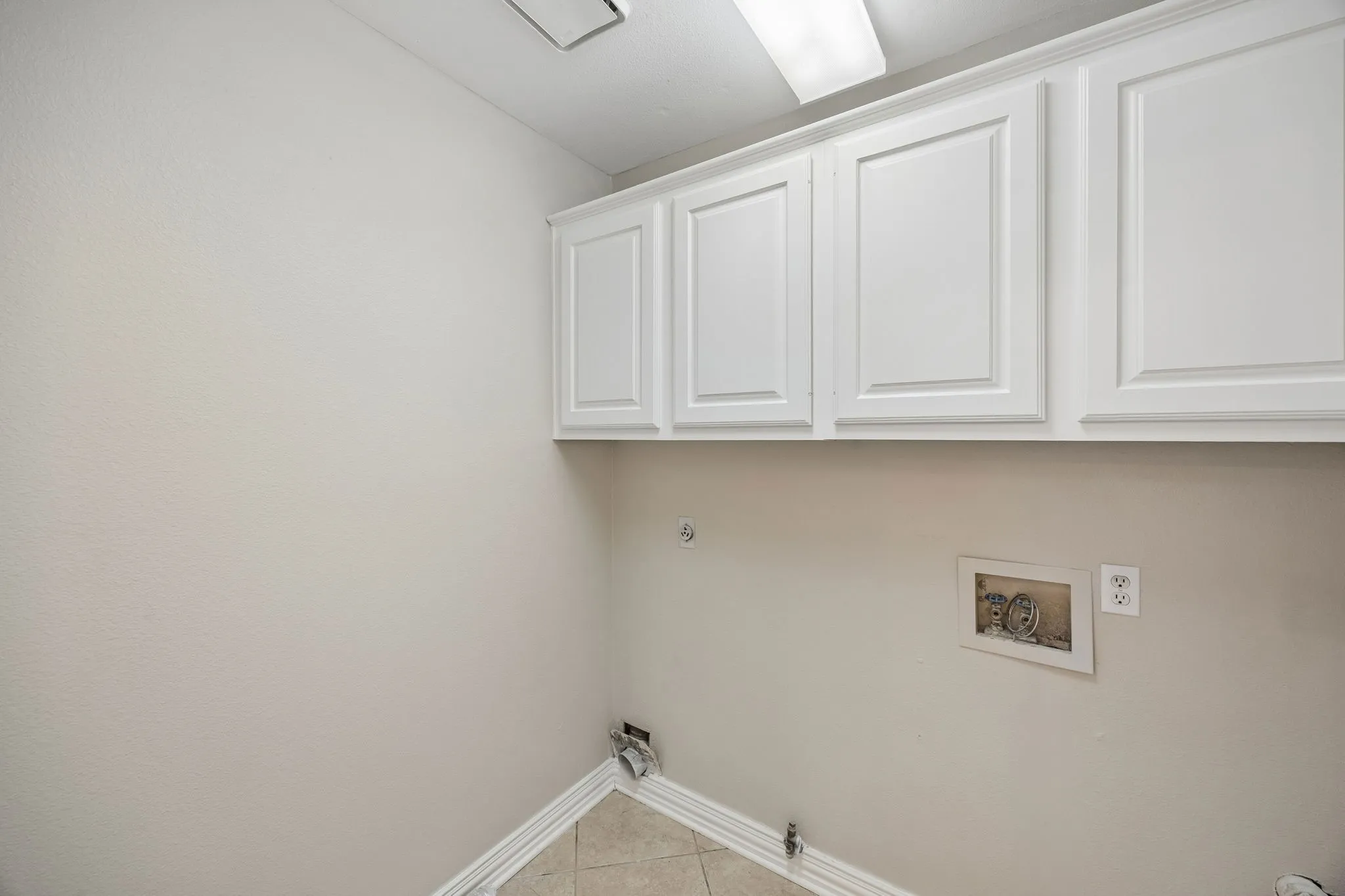 Single Family Residence For Sale in Denton County , 3700 Maywood Court, Carrollton, Texas 75007, 4 Bedroom, 3 Bathroom, 2 Garage spaces, 2,567 Sqft, built in 1992, mls#21384540, Real Estate Agent in Carrollton, Homes For Sale in Denton county, Homes For Sale in Carrollton, Realtor in Carrollton Texas, Real Estate Brokerage Independent Realty Texas, Luminita Cordes Realtor
