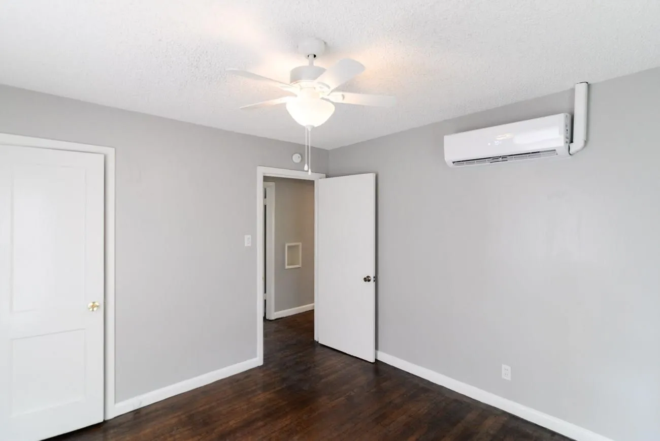 Single Family Residence For Rent in Dallas County , 10433 Fern Drive, Dallas, Texas 75228, 2 Bedroom, 1 Bathroom, 1 Garage spaces, 916 Sqft, built in 1950, mls#21384552, Real Estate Agent in Dallas, Homes For Rent in Dallas county, Homes For Rent in Dallas, Realtor in Dallas Texas, Real Estate Brokerage Independent Realty Texas, Luminita Cordes Realtor