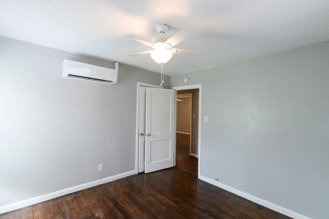 Single Family Residence For Rent in Dallas County , 10433 Fern Drive, Dallas, Texas 75228, 2 Bedroom, 1 Bathroom, 1 Garage spaces, 916 Sqft, built in 1950, mls#21384552, Real Estate Agent in Dallas, Homes For Rent in Dallas county, Homes For Rent in Dallas, Realtor in Dallas Texas, Real Estate Brokerage Independent Realty Texas, Luminita Cordes Realtor