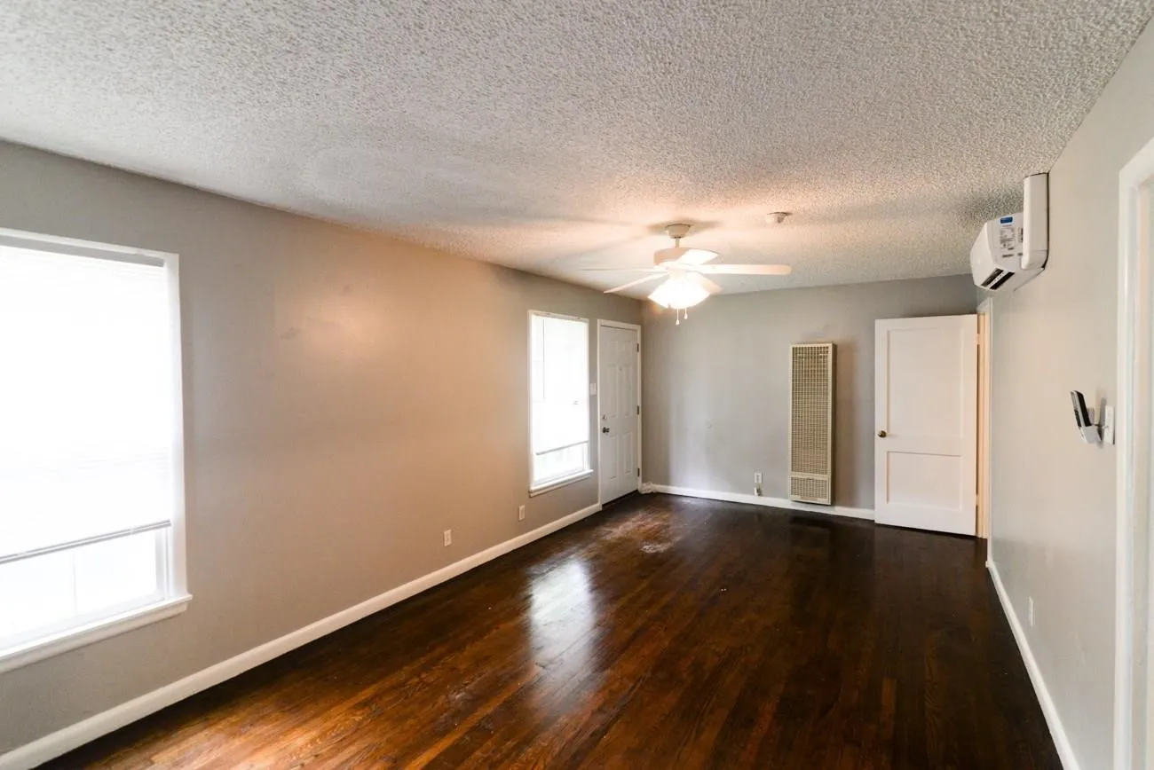 Single Family Residence For Rent in Dallas County , 10433 Fern Drive, Dallas, Texas 75228, 2 Bedroom, 1 Bathroom, 1 Garage spaces, 916 Sqft, built in 1950, mls#21384552, Real Estate Agent in Dallas, Homes For Rent in Dallas county, Homes For Rent in Dallas, Realtor in Dallas Texas, Real Estate Brokerage Independent Realty Texas, Luminita Cordes Realtor