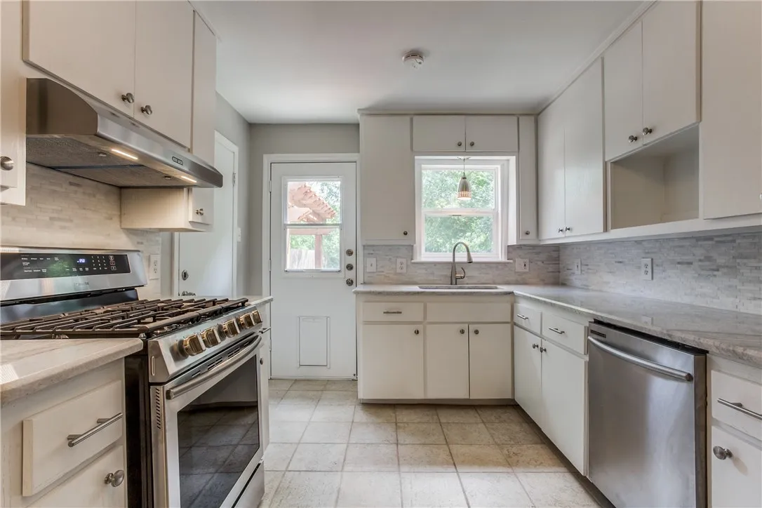 Single Family Residence For Rent in Dallas County , 6466 Trammel Drive, Dallas, Texas 75214, 2 Bedroom, 1 Bathroom, 1 Garage spaces, 1,136 Sqft, built in 1945, mls#21383200, Real Estate Agent in Dallas, Homes For Rent in Dallas county, Homes For Rent in Dallas, Realtor in Dallas Texas, Real Estate Brokerage Independent Realty Texas, Luminita Cordes Realtor