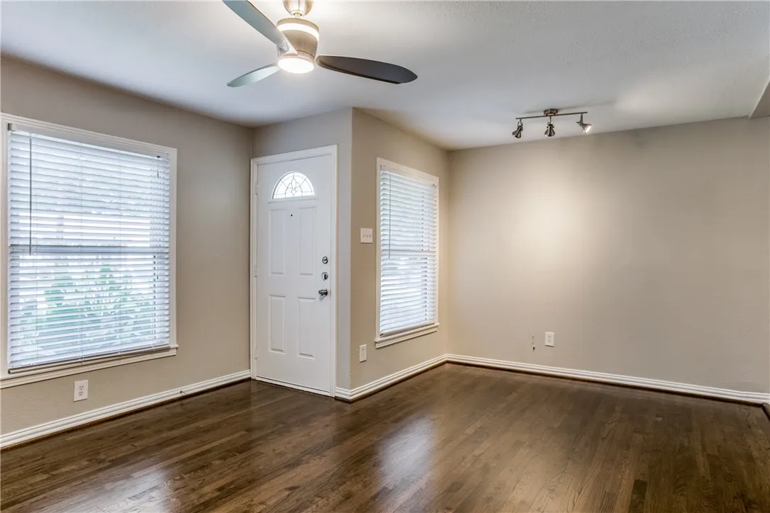 Single Family Residence For Rent in Dallas County , 6466 Trammel Drive, Dallas, Texas 75214, 2 Bedroom, 1 Bathroom, 1 Garage spaces, 1,136 Sqft, built in 1945, mls#21383200, Real Estate Agent in Dallas, Homes For Rent in Dallas county, Homes For Rent in Dallas, Realtor in Dallas Texas, Real Estate Brokerage Independent Realty Texas, Luminita Cordes Realtor